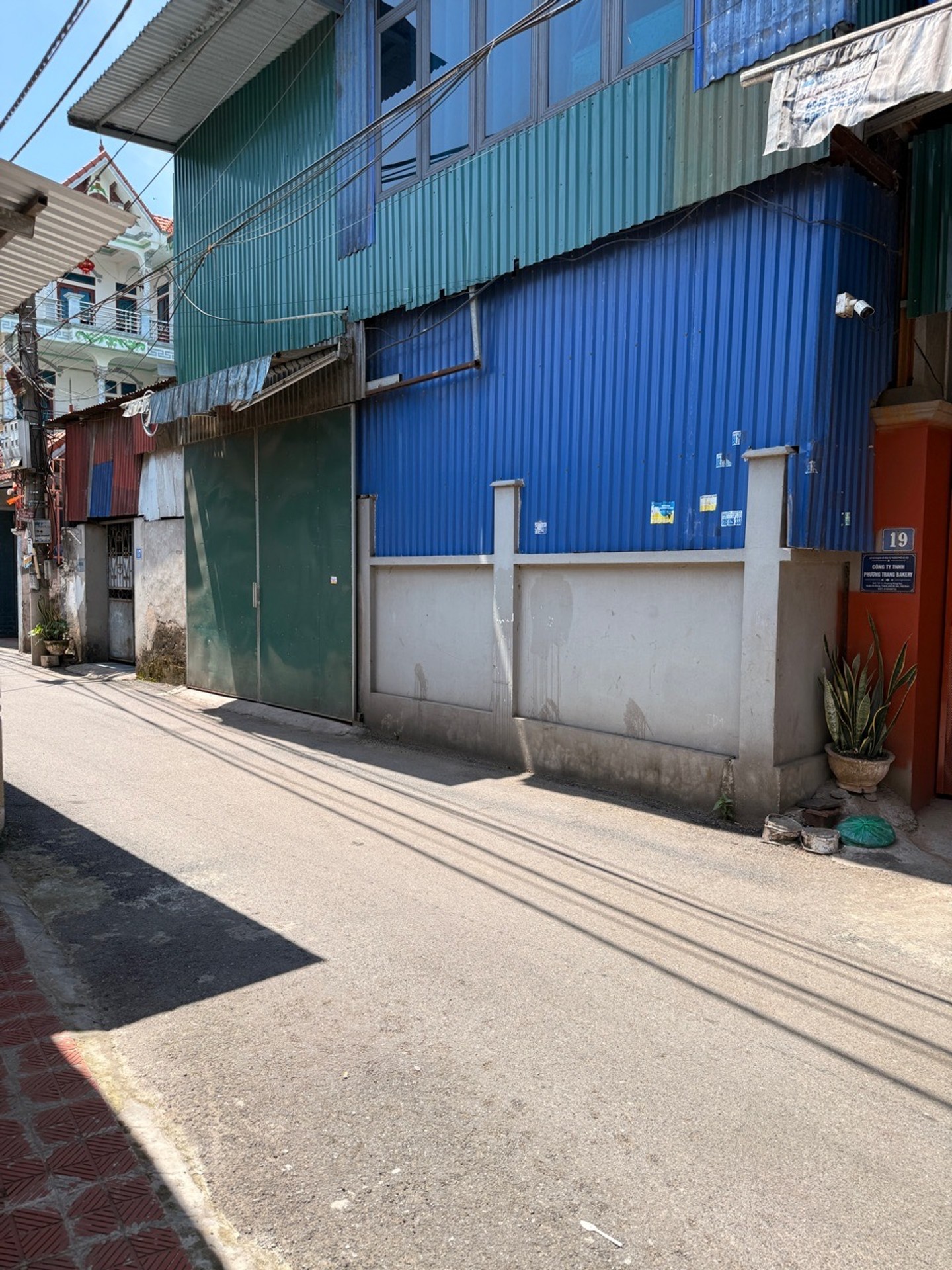 Bán nhà 3 tầng mặt ngõ ô tô rộng, gần Yên Nghĩa, kinh doanh tốt