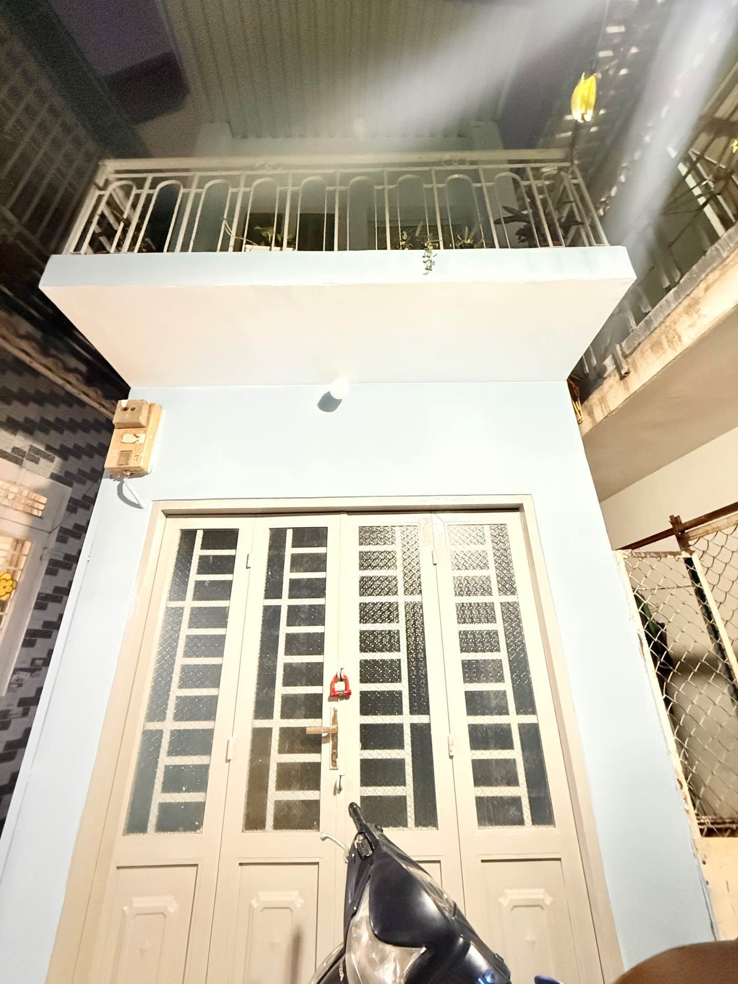 Cơ hội vàng sở hữu nhà lô góc 2 tầng sát Quận 1, giá hạ 2.15 tỷ