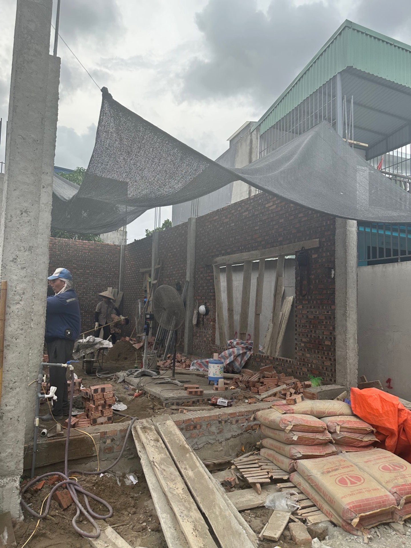 Nhà 4 tầng thiết kế hiện đại tại khu dân cư Bùi Thị Từ Nhiên, tiện nghi, ô tô đỗ cửa