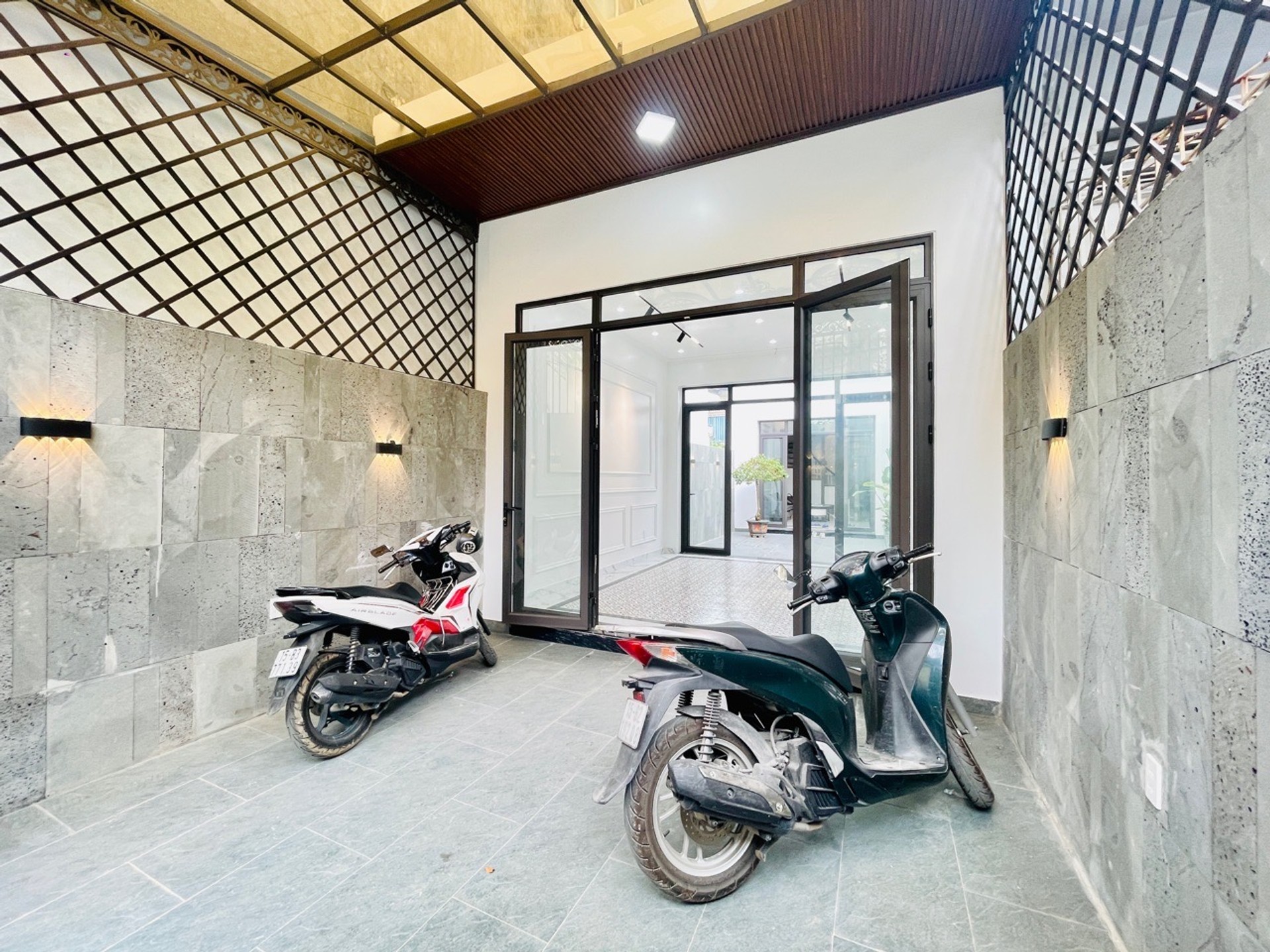 Nhà riêng 3 tầng tại Miếu Hai Xã với diện tích rộng và tiện nghi toàn diện