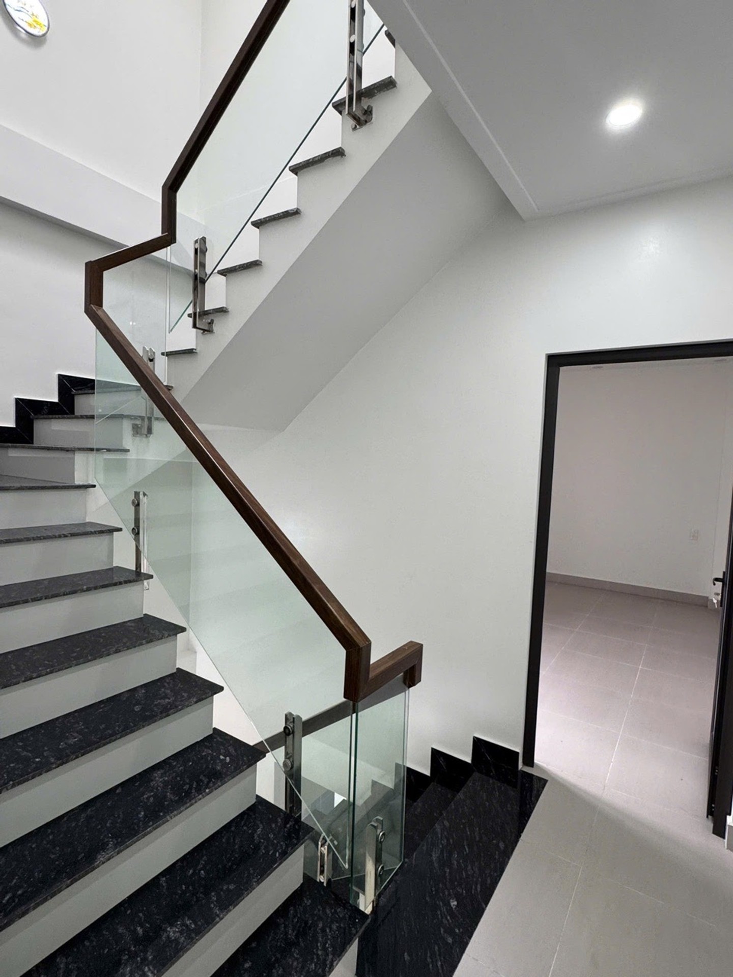 Nhà riêng mặt ngõ rộng 5.1m, 2 tầng tiện nghi, phù hợp gia đình tại Đặng Cương