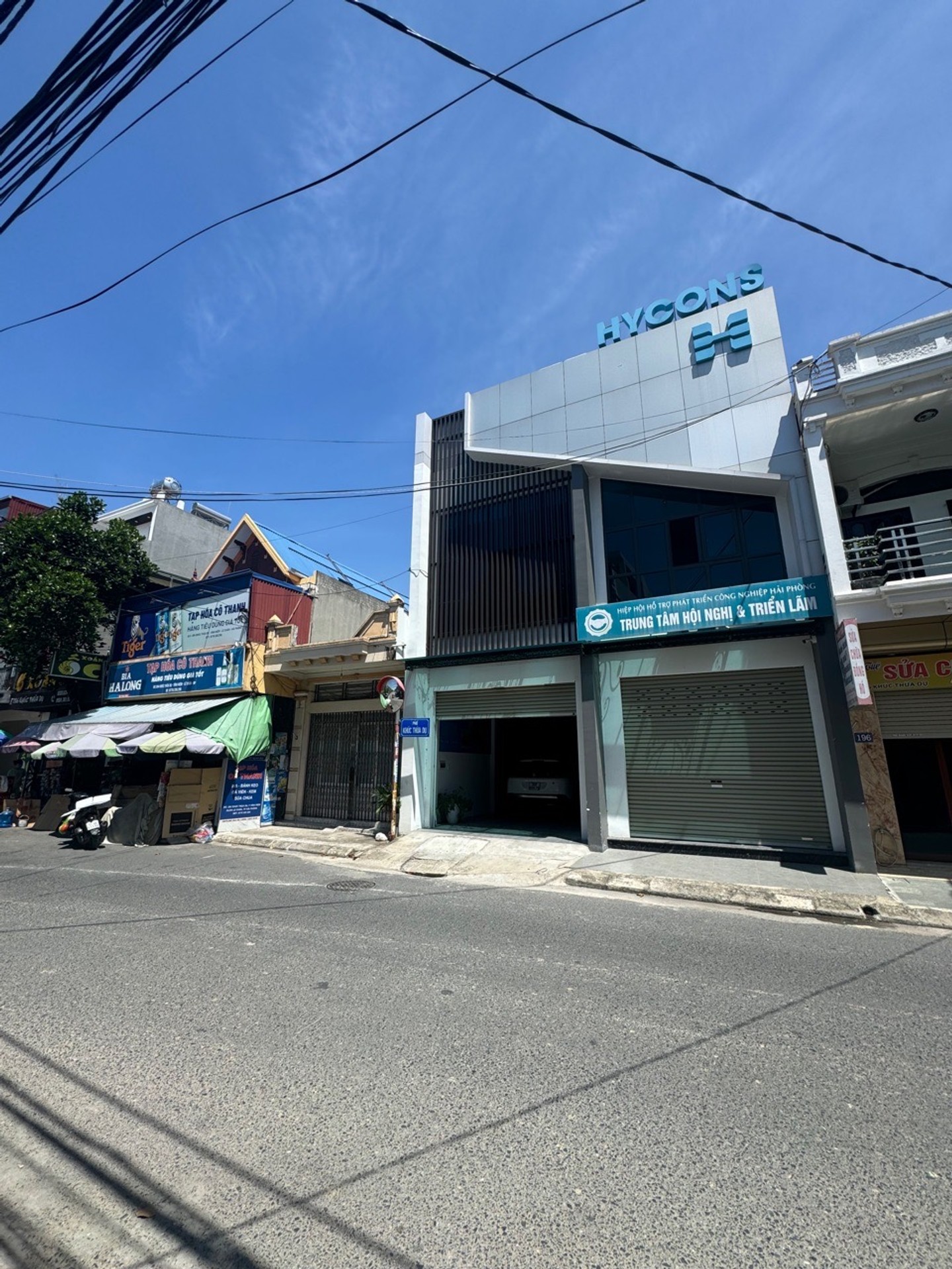 Nhà mặt phố rộng 188m², vị trí kinh doanh đắc địa, ô tô đỗ thoải mái