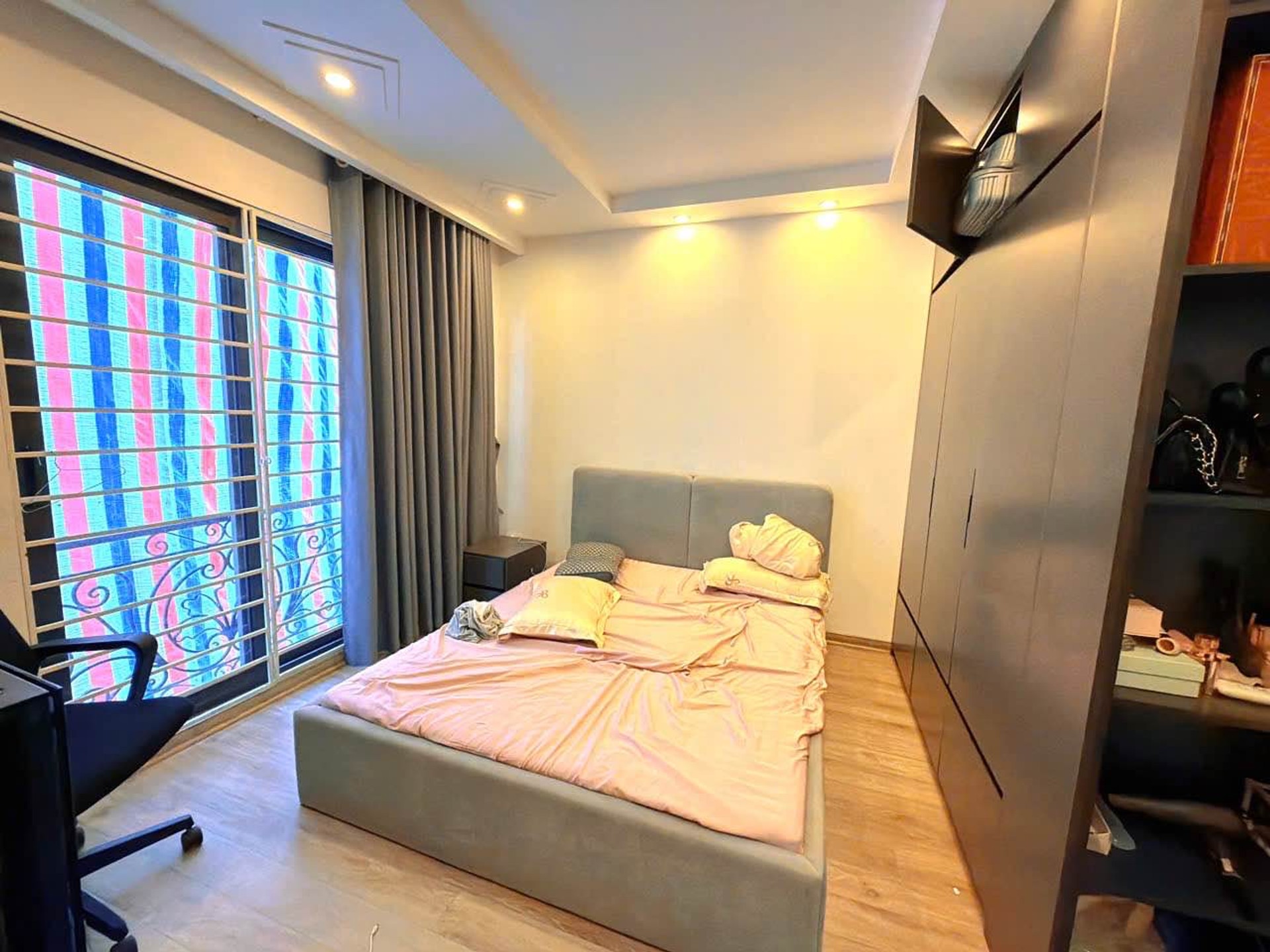 Nhà 6 tầng lô góc, thoáng mát, gần phố ở quận trung tâm