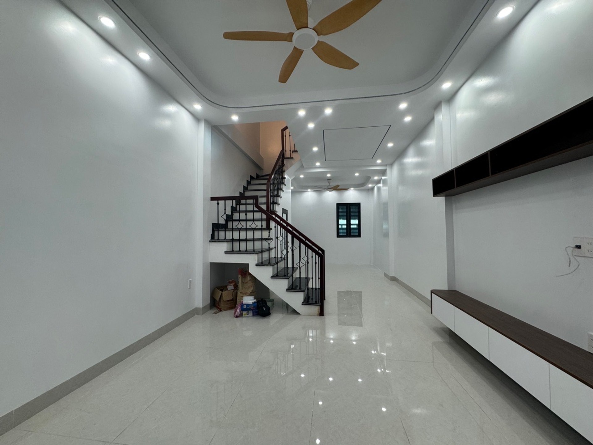 Nhà riêng 3 tầng mới xây rộng thoáng tại khu vực đông dân cư thuận tiện