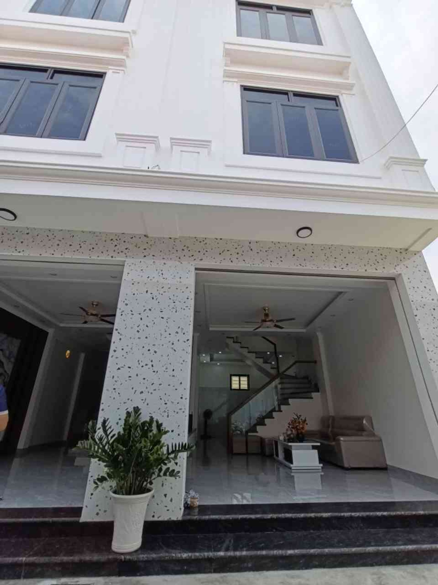 Nhà đẹp mới xây mặt ngõ ô tô đỗ cửa phố Dã Tượng, sẵn sàng vào ở
