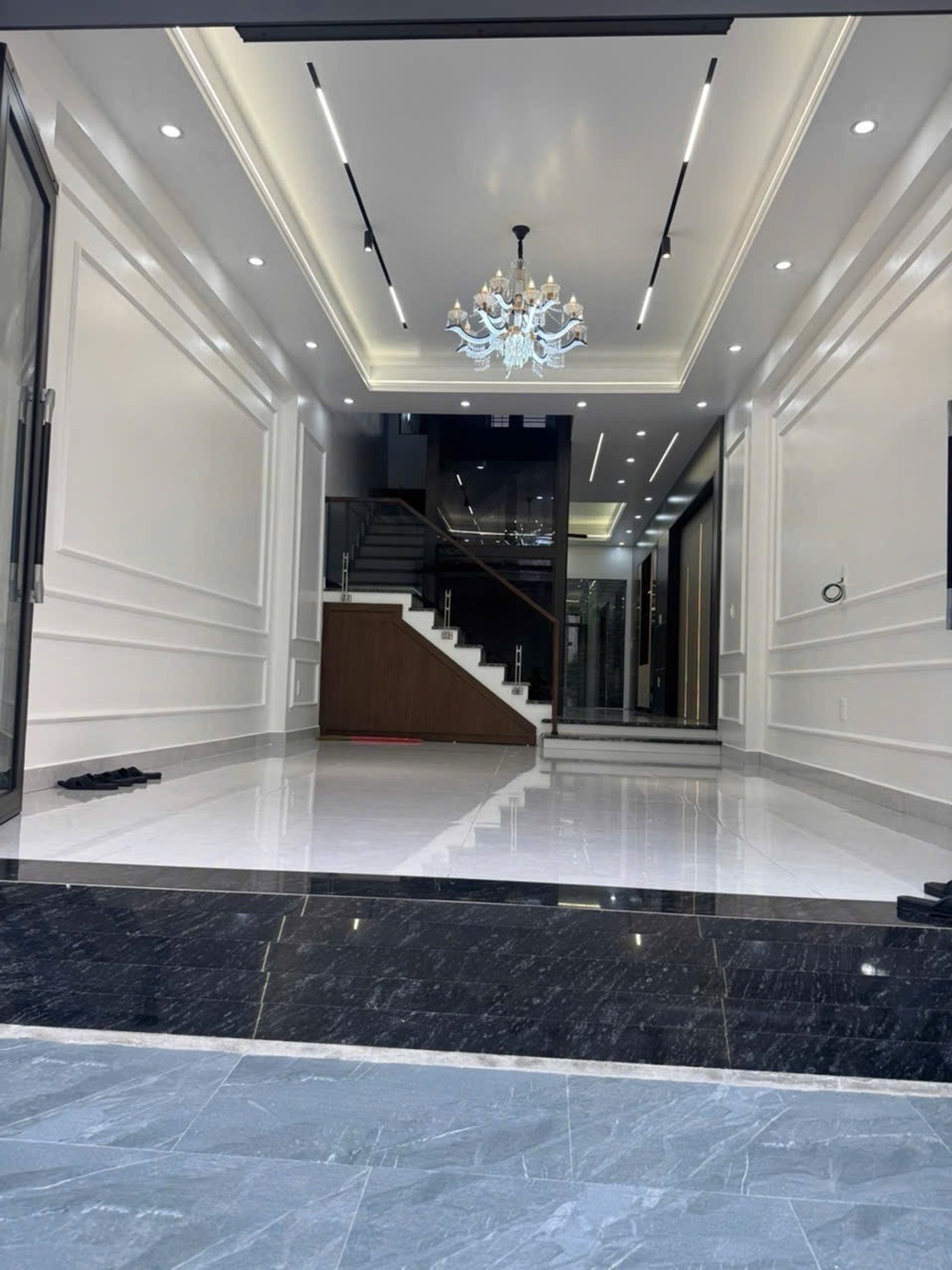 Bán nhà mặt phố 4 tầng thang máy tại trung tâm Hải Phòng, diện tích 62,2m²