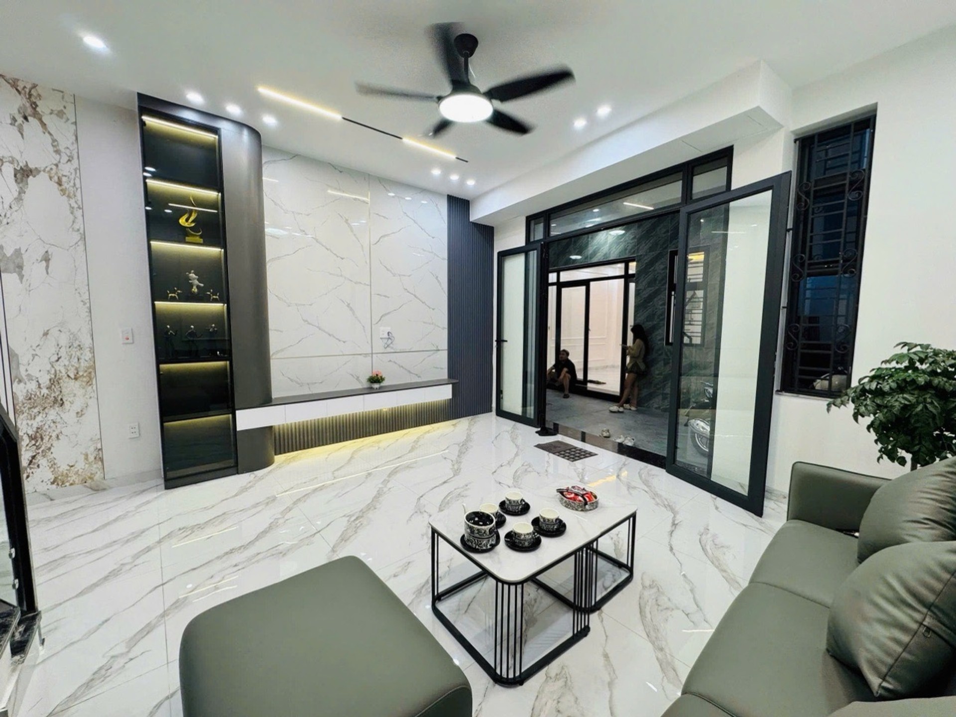 Nhà mới xây 3 tầng thiết kế hiện đại ở ngõ 347 Trần Nhân Tông, diện tích 40m²