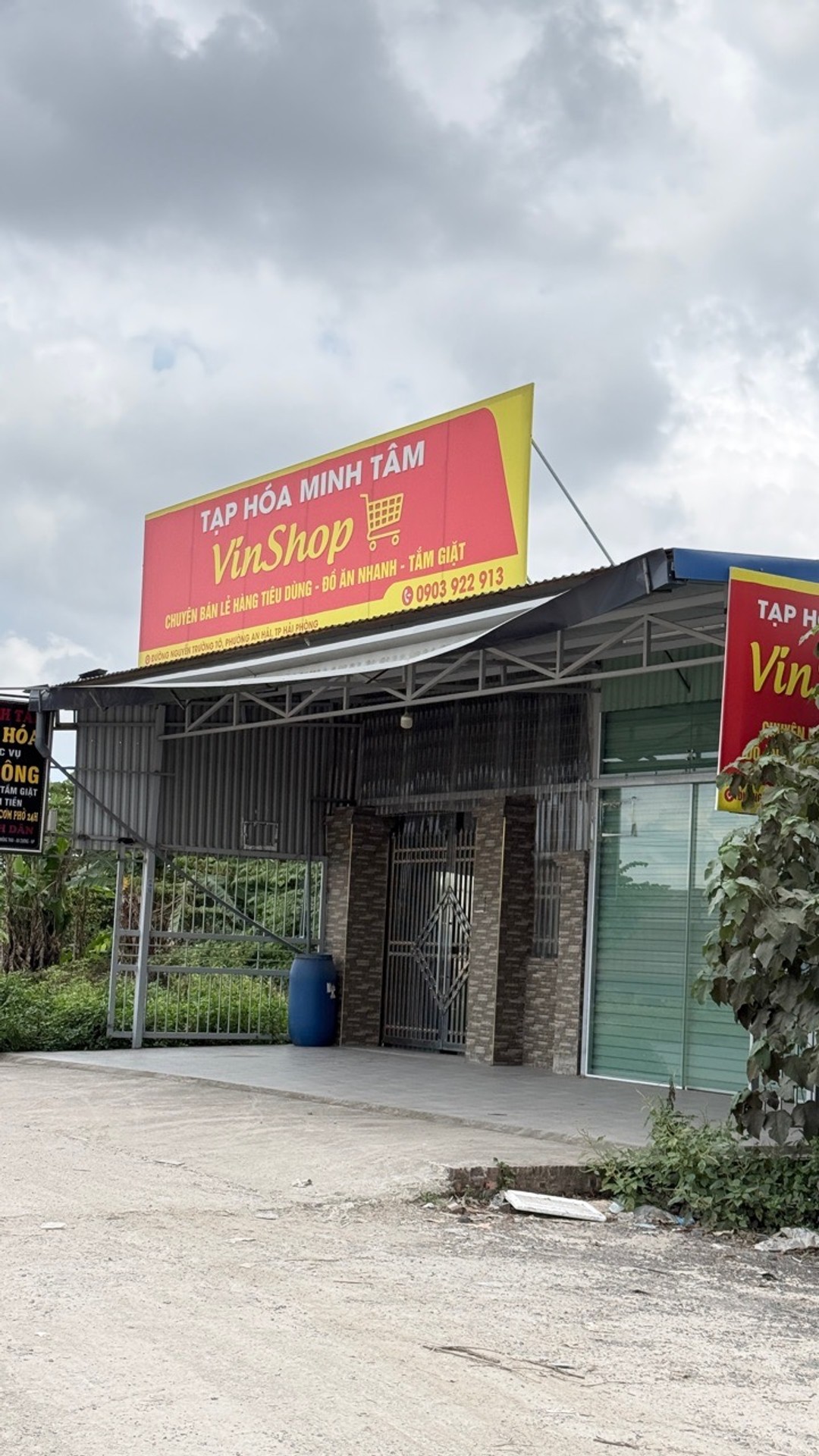 Nhà Lô Góc Ba Tầng Đẳng Cấp Với Mặt Tiền Rộng và Ô Tô Đỗ Cửa