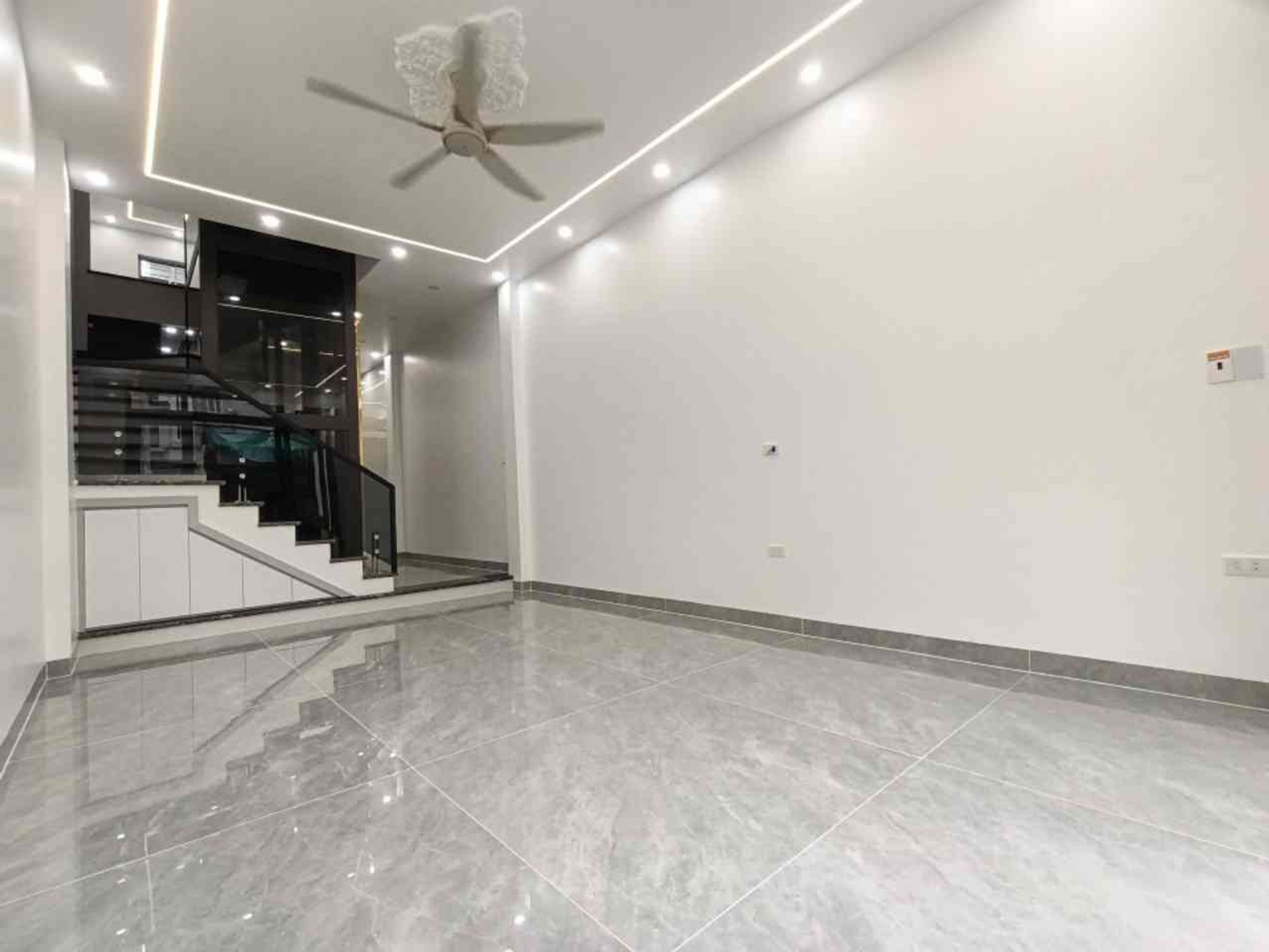 Nhà 4 tầng hiện đại có thang máy, ô tô đỗ cửa tại Thiên Lôi