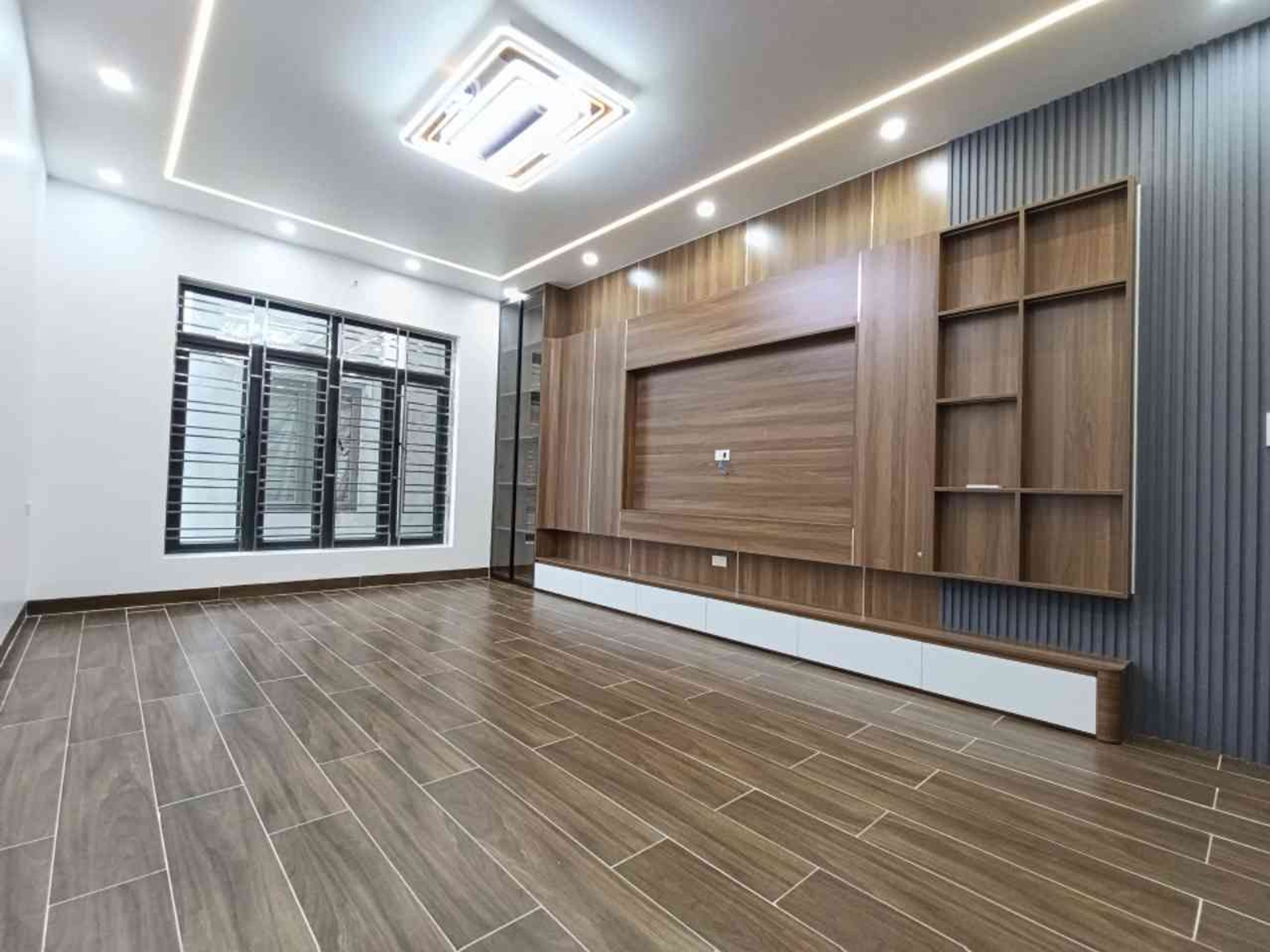 Nhà 4 tầng hiện đại có thang máy, ô tô đỗ cửa tại Thiên Lôi