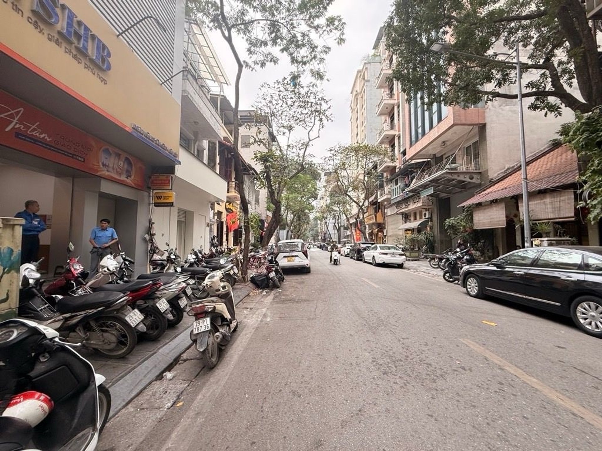Nhà mặt phố gần hồ Hoàn Kiếm, 276m2, mặt tiền rộng gần 12m