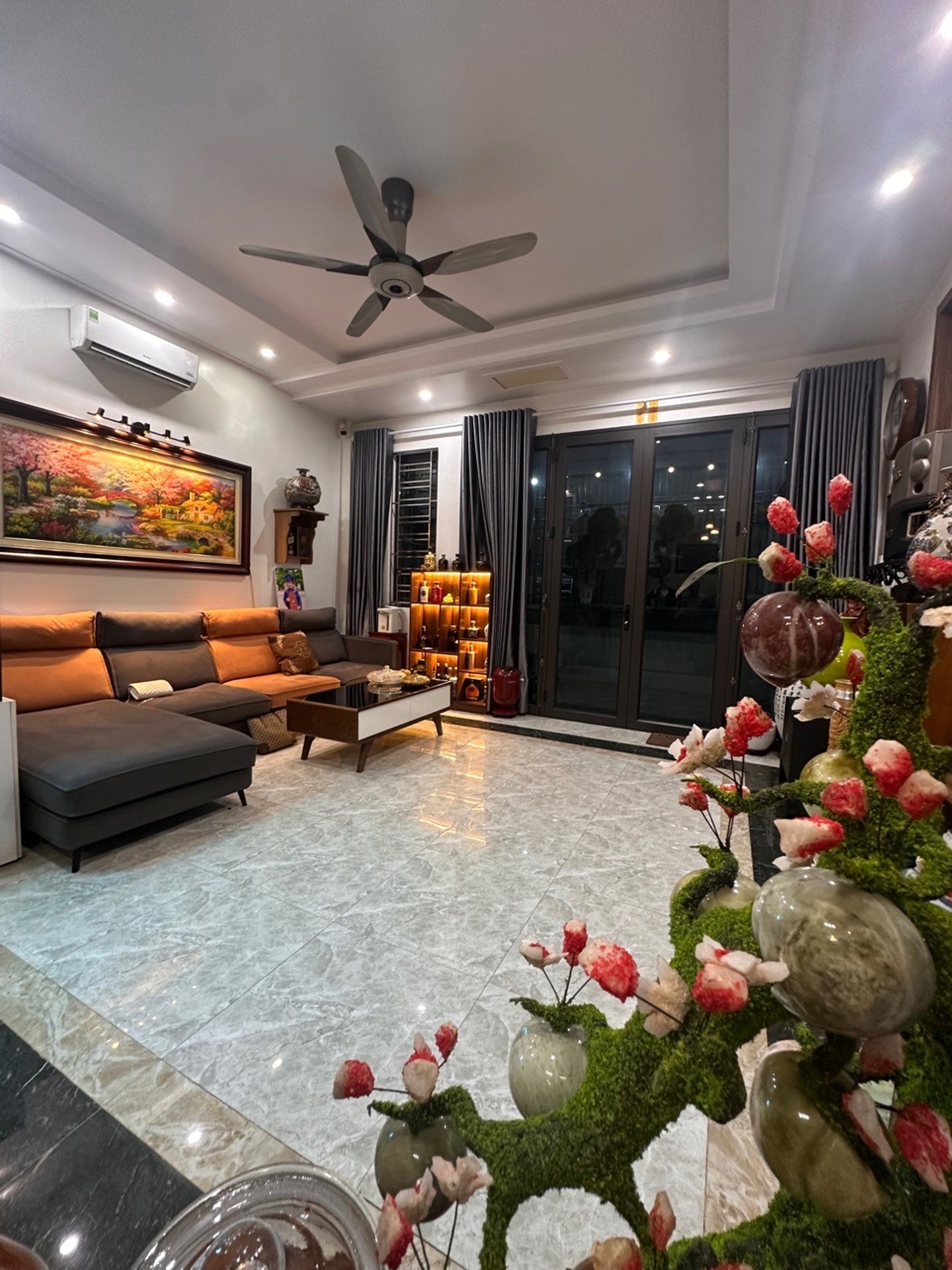 Nhà phố 3 tầng kiên cố, mặt tiền thoáng rộng, gara ô tô 7 chỗ