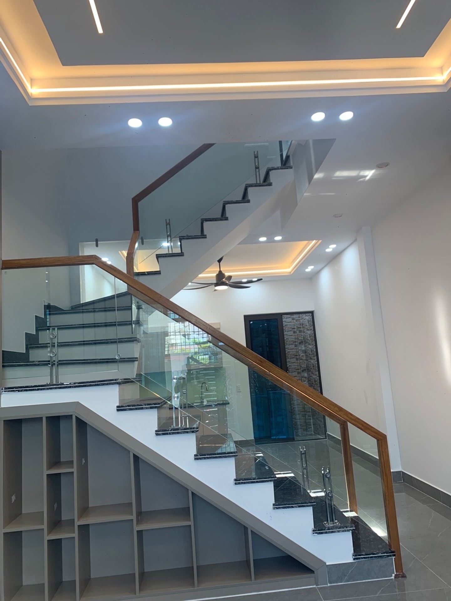Nhà 3 tầng kiên cố tại Kiều Đông - Hồng Thái với vị trí thuận lợi và tiện nghi đầy đủ