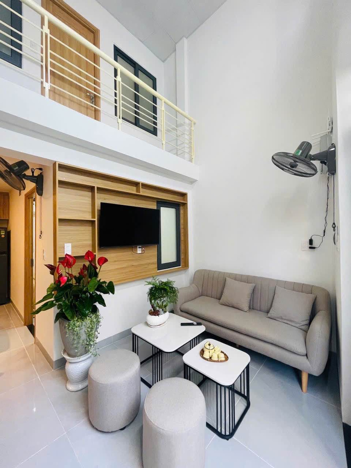Nhà mới 100% full nội thất xịn sò, xách va li vào ở ngay. Có 3 Phòng Ngủ, có phòng ngủ tầng1.
📍Vị