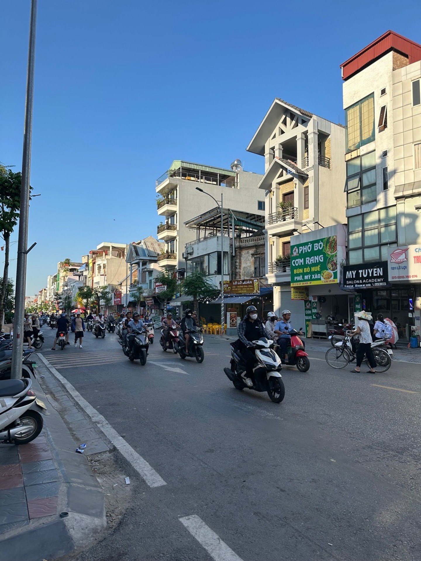 Nhà 4 tầng mặt tiền rộng ở trung tâm Lê Lợi, thiết kế hiện đại, ô tô đậu trong nhà