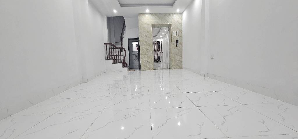 Nhà 5 tầng thang máy, ô tô đỗ cửa, kinh doanh sầm uất