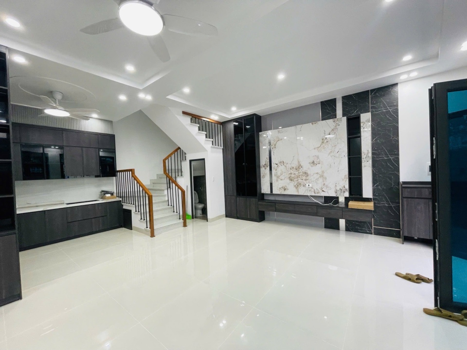 Nhà phố 3 tầng hướng Đông, thiết kế hiện đại, diện tích rộng rãi tại khu vực yên tĩnh