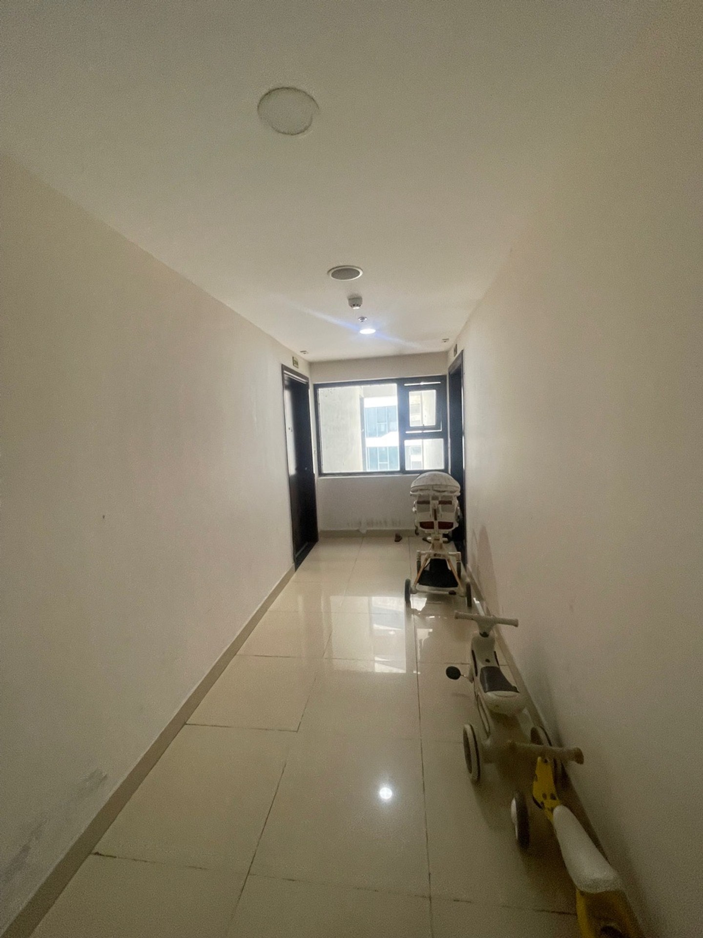 Căn hộ 2 phòng ngủ tầng 29 chung cư Intracom với view cầu Nhật Tân