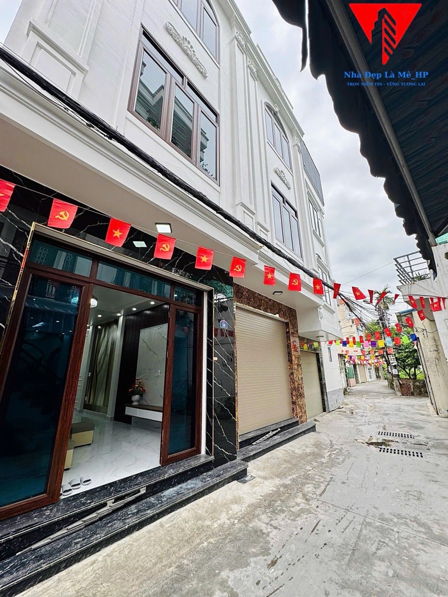 Nhà riêng xây mới 3 tầng hợp phong thủy hướng Tây Nam, phù hợp kinh doanh tại khu dân cư sầm uất