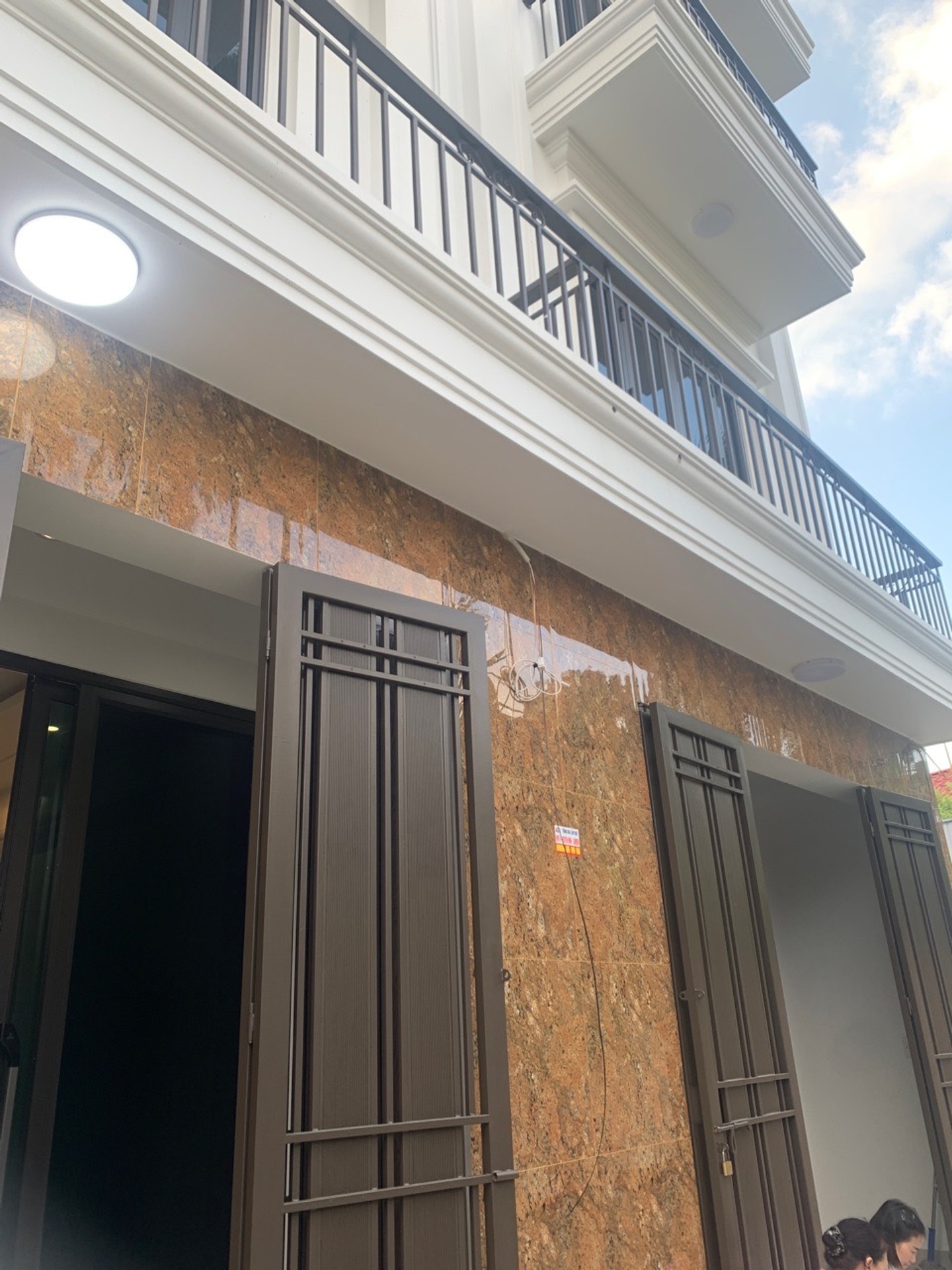 Nhà 3 tầng hướng Đông rộng rãi, ngõ ô tô vào tận cửa tại khu vực tiện ích phát triển