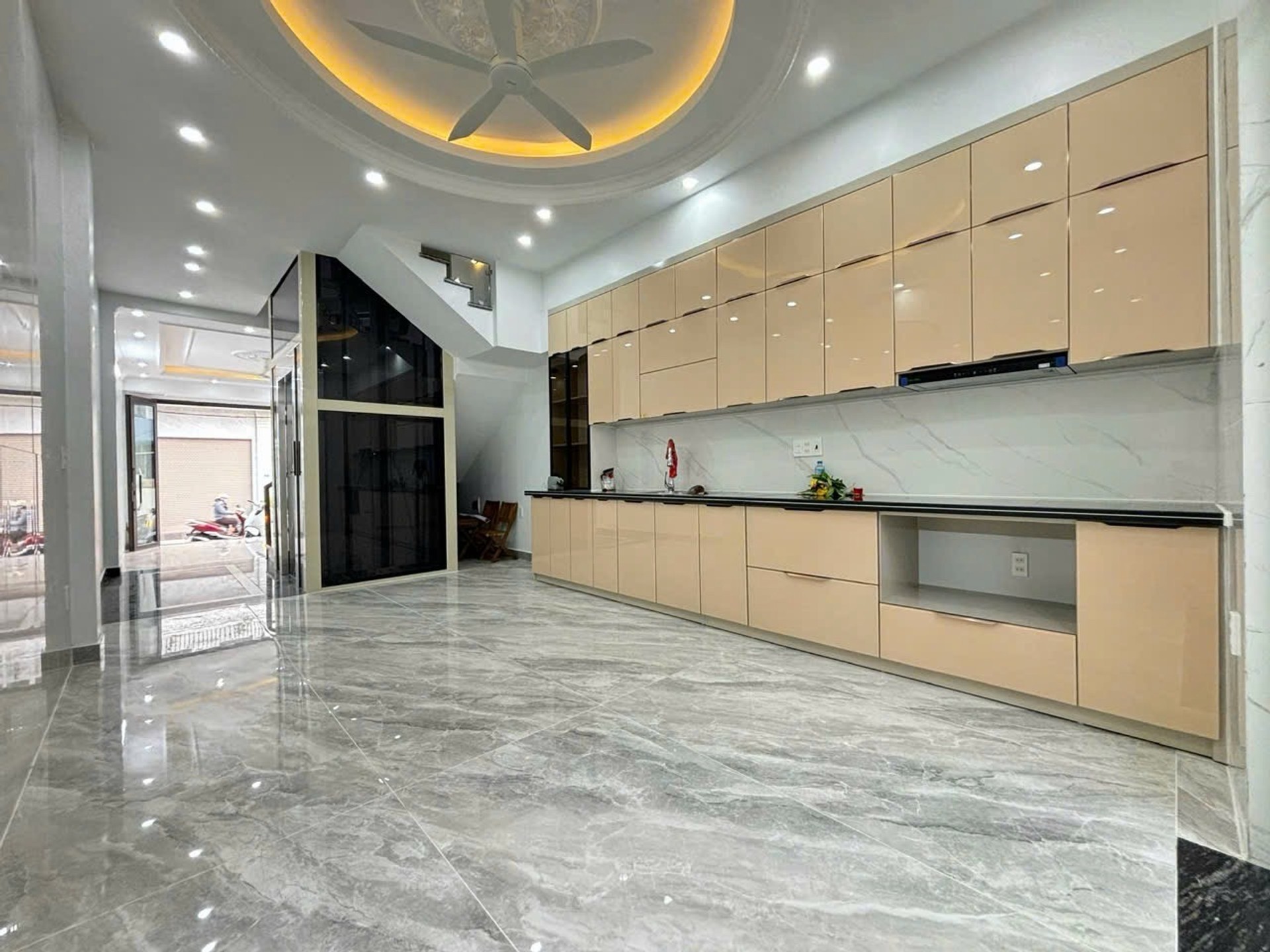 Nhà mặt phố Mai Trung Thứ giá siêu hấp dẫn, thang máy hiện đại