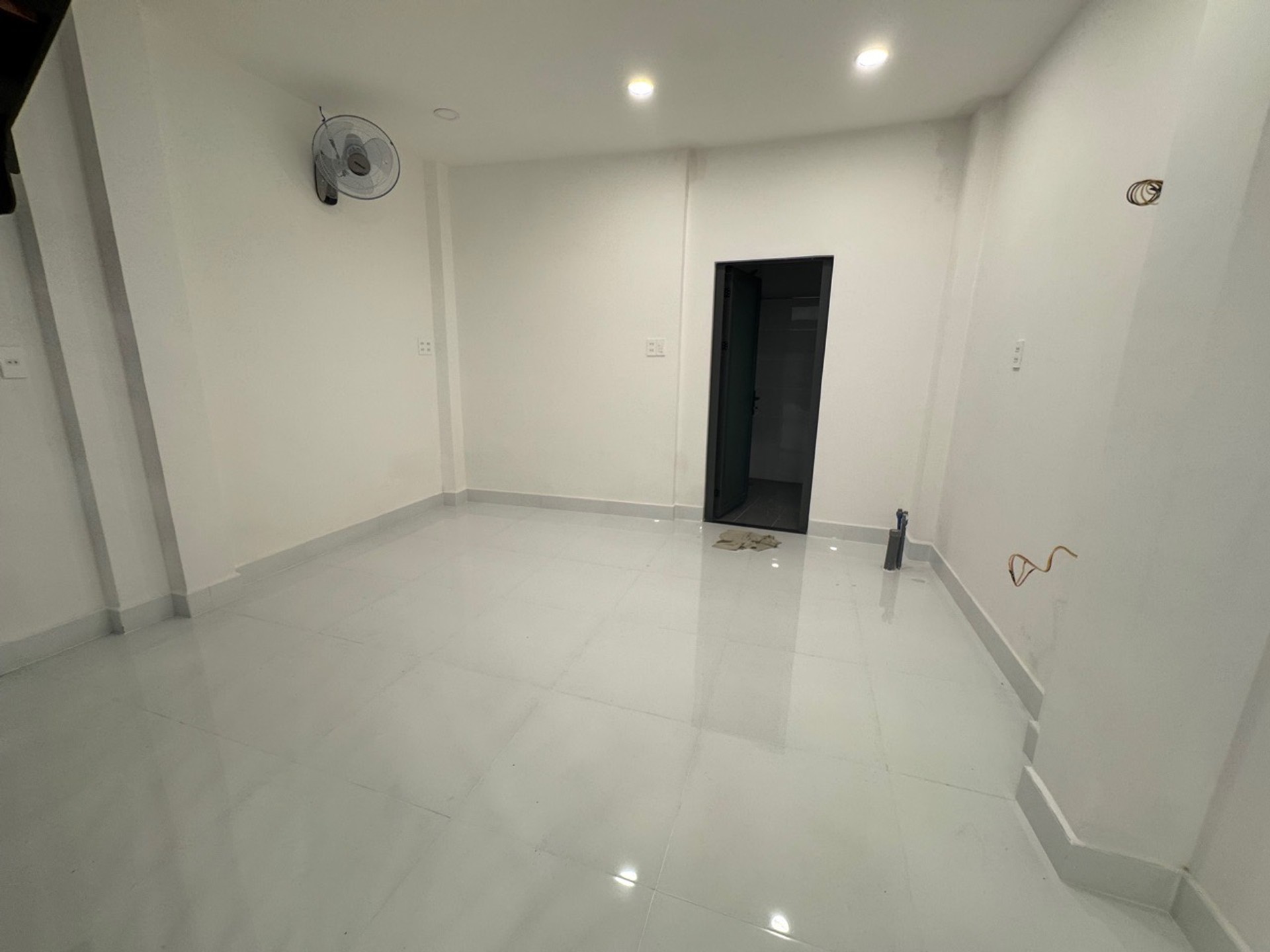 Bán nhà riêng 3 tầng tại quận trung tâm, thiết kế 4 phòng ngủ, mặt tiền 4m