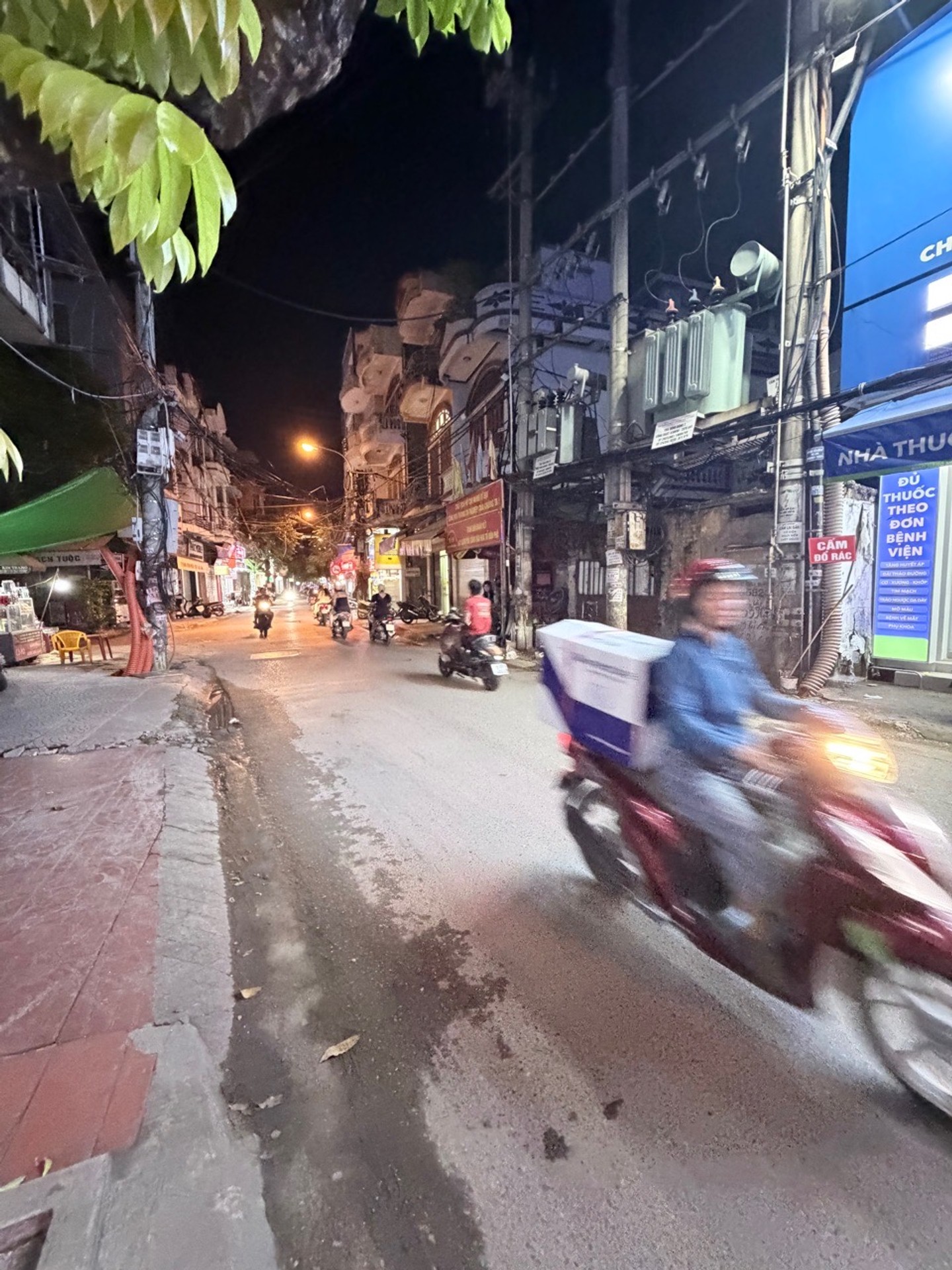Nhà mặt phố 6 tầng khu Đình Đông, vỉa hè rộng ô tô dừng đỗ thuận tiện