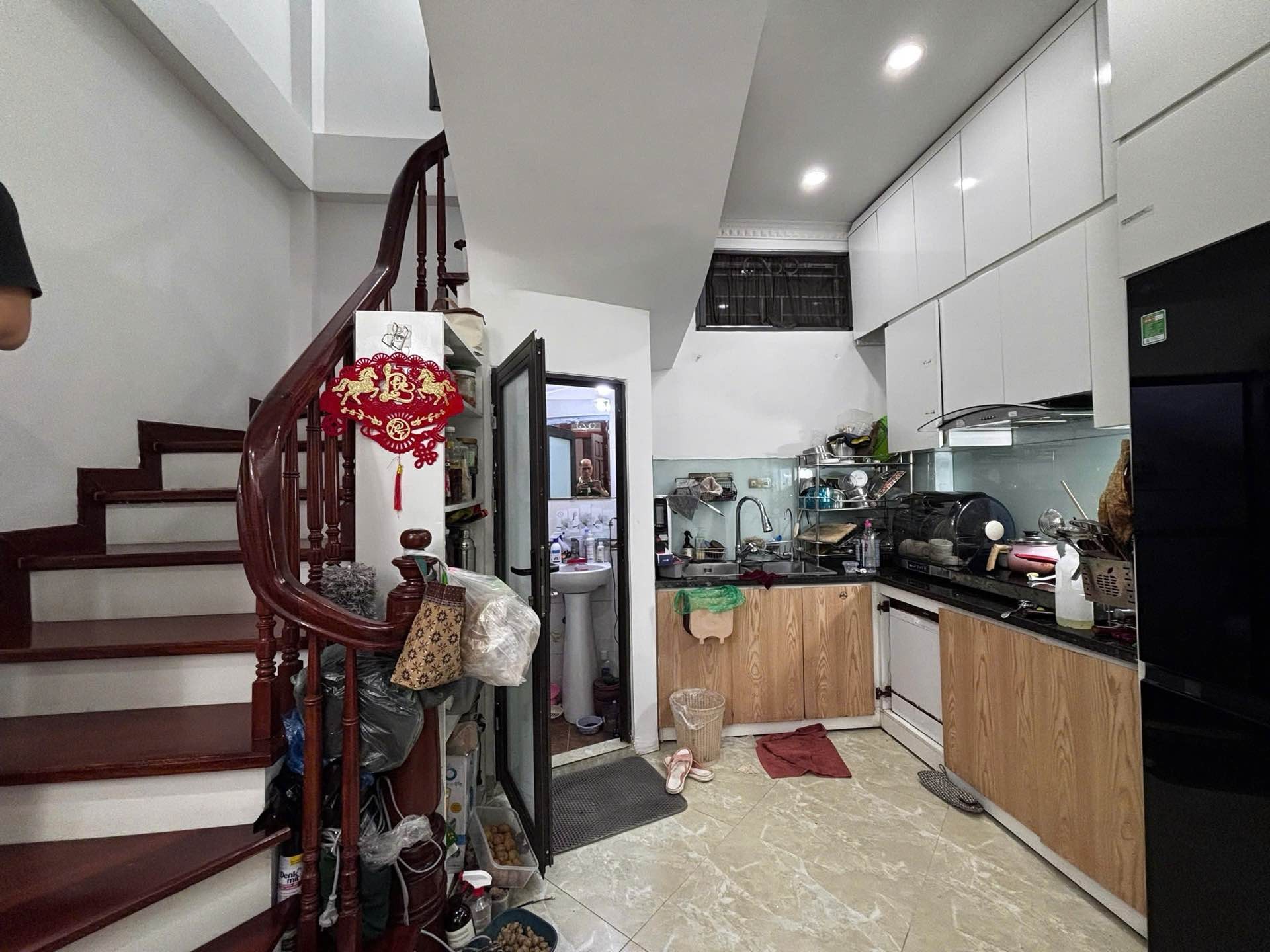 Nhà 5 tầng đẹp, 3 phòng ngủ, ngay trung tâm Đống Đa