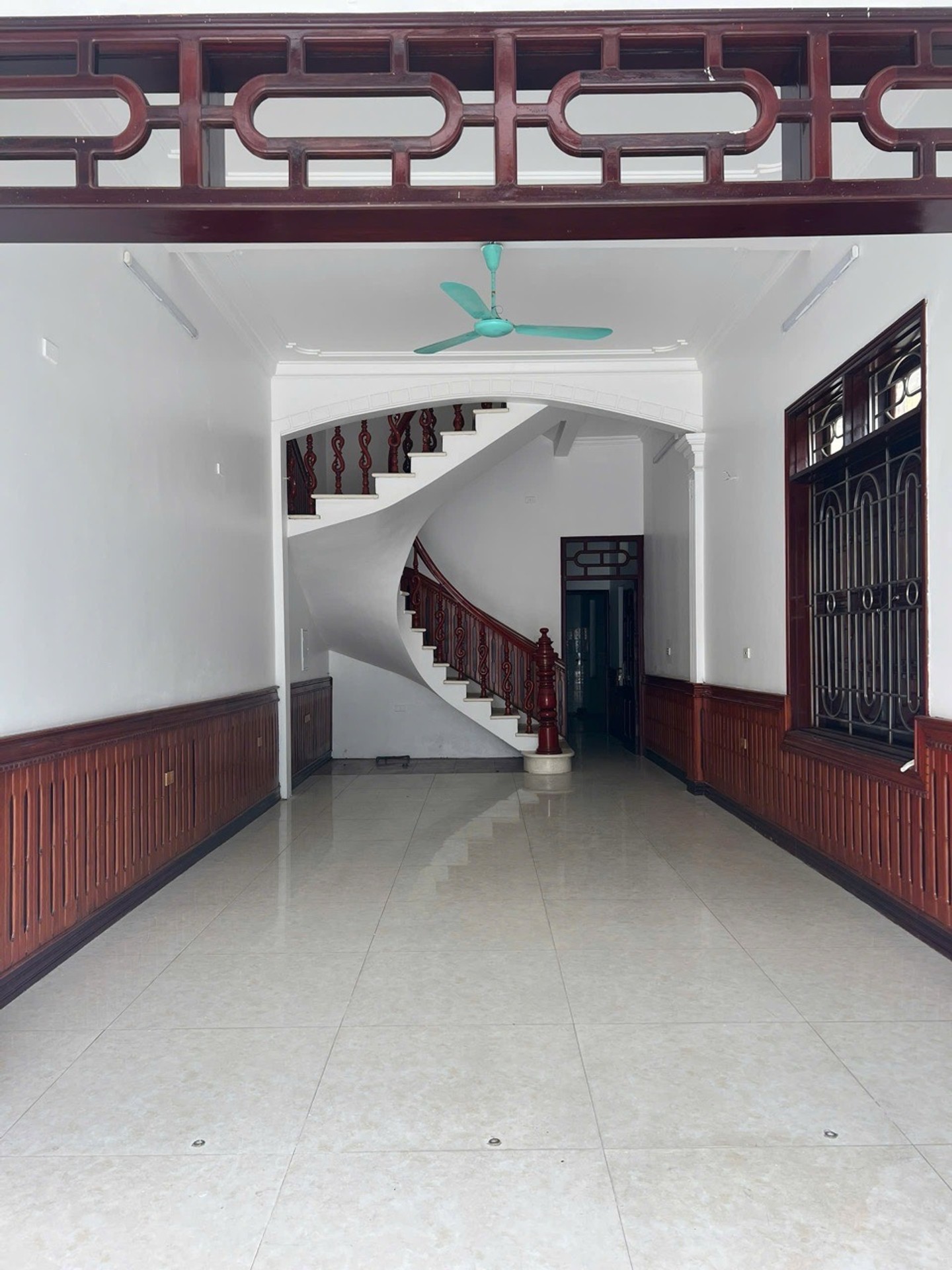 NHÀ ĐẸP MẶT PHỐ NGUYỄN CỪ-THÀNH PHỐ -LÔ GÓC - ĐƯỜNG TRƯỚC NHÀ 54M-VỈA HÈ 10m - KINH DOANH