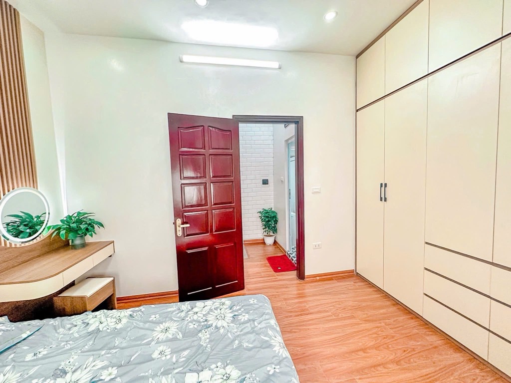 Bán nhà 5 tầng mặt tiền rộng tại trung tâm quận Hoàng Mai