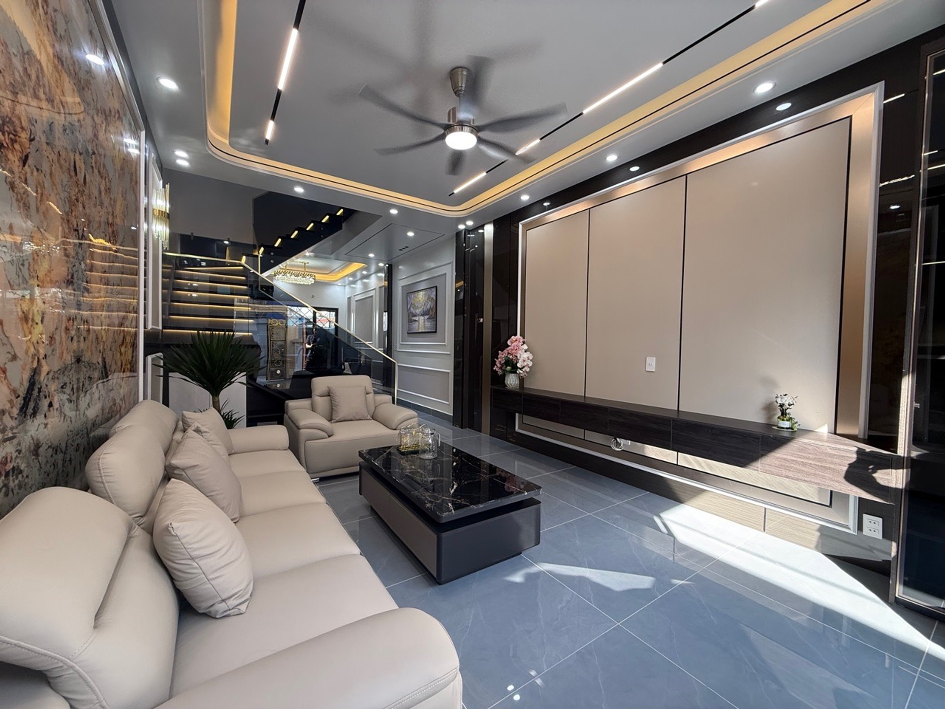 🏡 BÁN NHÀ 3 TẦNG TÂN CỔ ĐIỂN 82m2– SÂN CỔNG RIÊNG – Ô TÔ NGỦ TRONG NHÀ