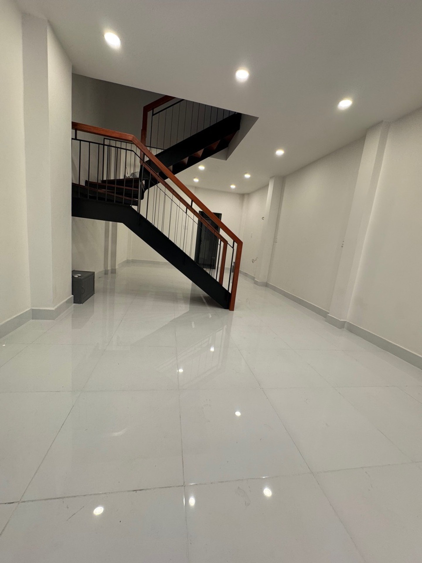Nhà đẹp 3 tầng, thiết kế hiện đại gần phố Nguyễn Đình Chiểu
