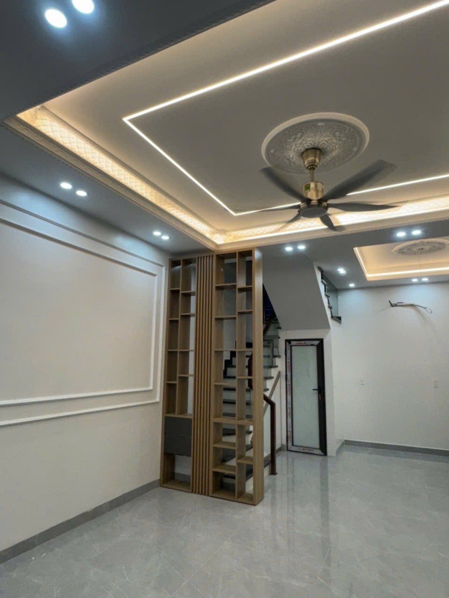 Nhà ba tầng hiện đại tại khu vực yên tĩnh với công năng đầy đủ