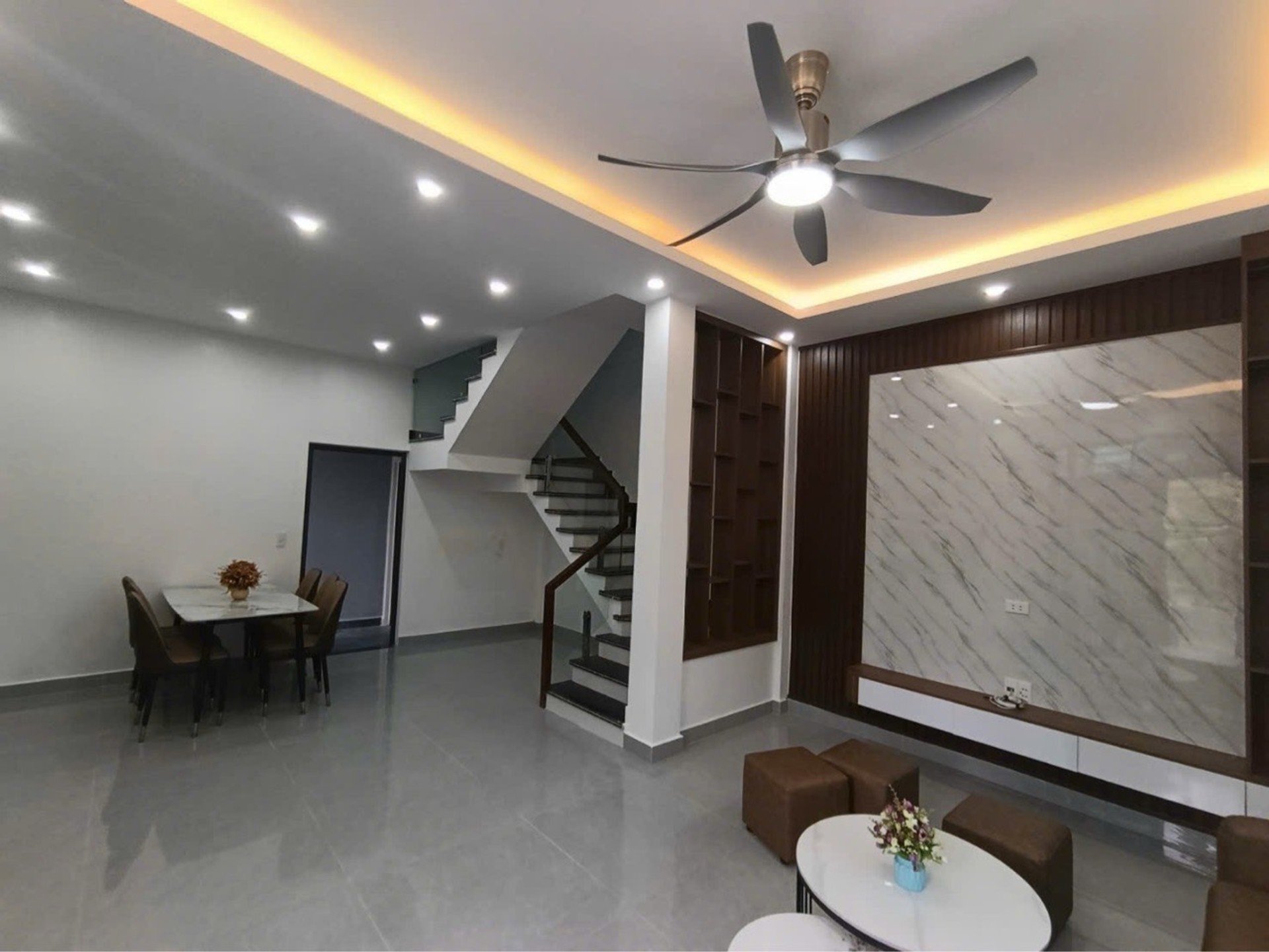 Nhà 3 tầng Đào Yêu Hồng Thái độc lập, vị trí đắc địa ngay gần cầu Kiến An