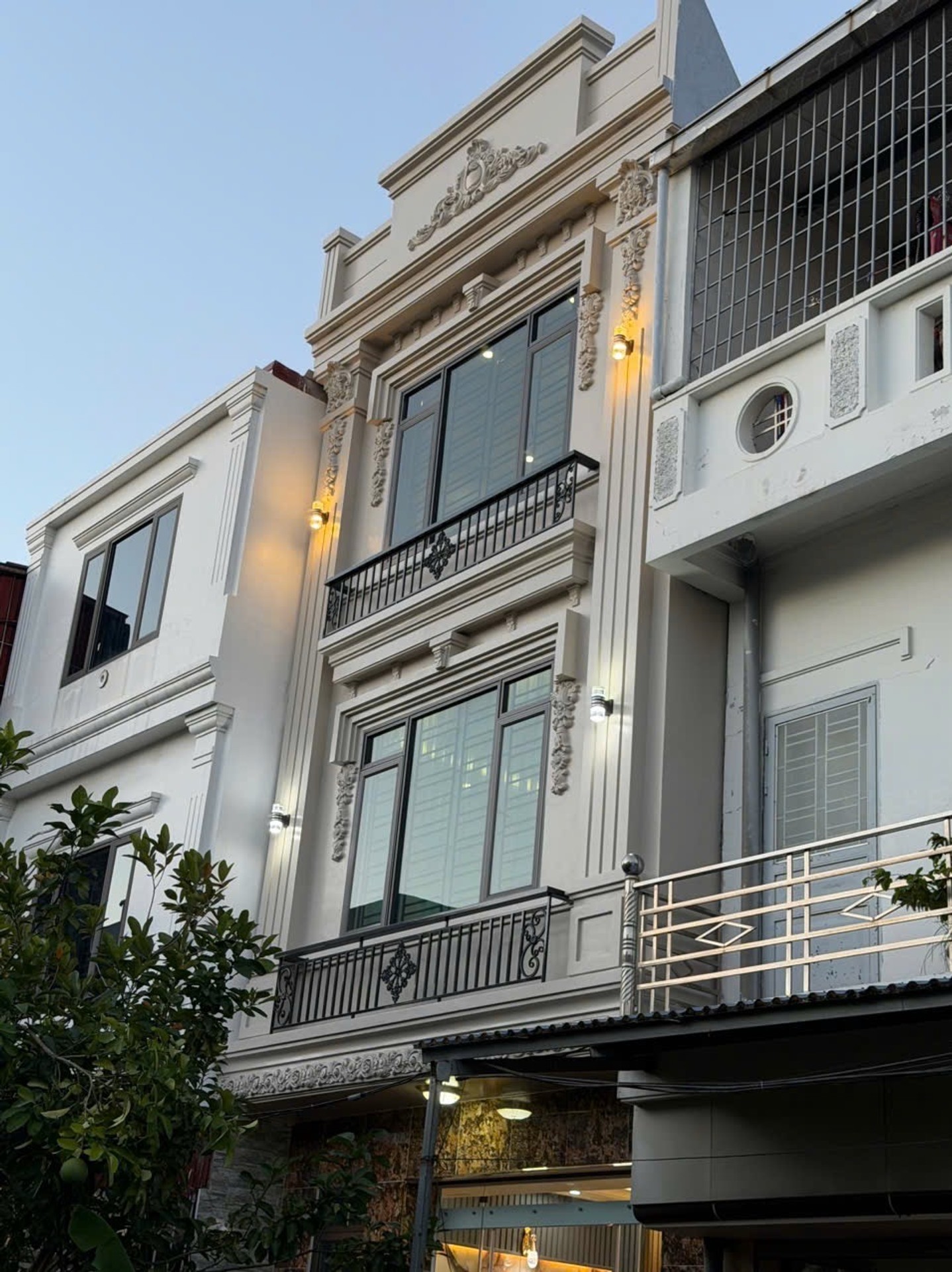 Nhà góc 3 mặt tiền Bùi Thị Từ Nhiên với thiết kế hiện đại, 4 tầng tiện nghi