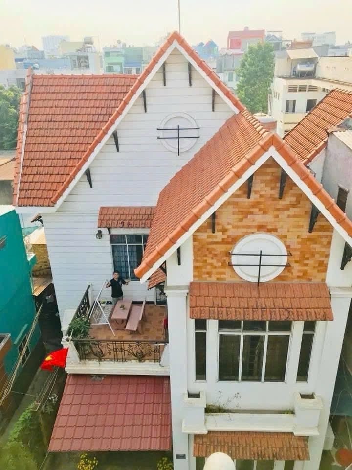 🏡 13,3 TỶ | BIỆT THỰ LÔ GÓC HỒ ĐẮC DI – TÂN PHÚ
📍 9×15m – 3 tầng, 2 mặt tiền thoáng mát, gần mũi