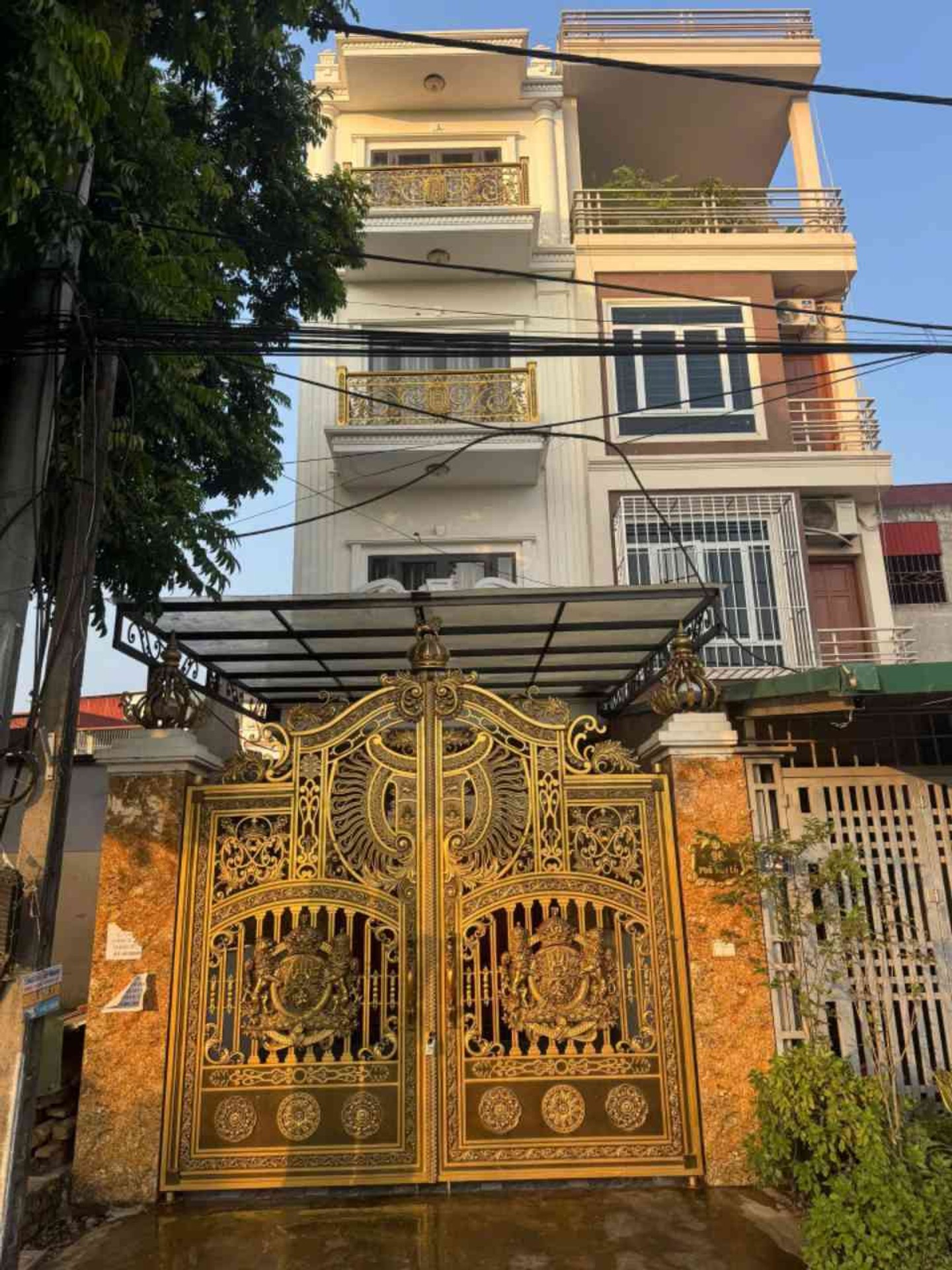 Nhà mặt phố ô tô tránh, view hồ siêu đẹp, giá cực hấp dẫn