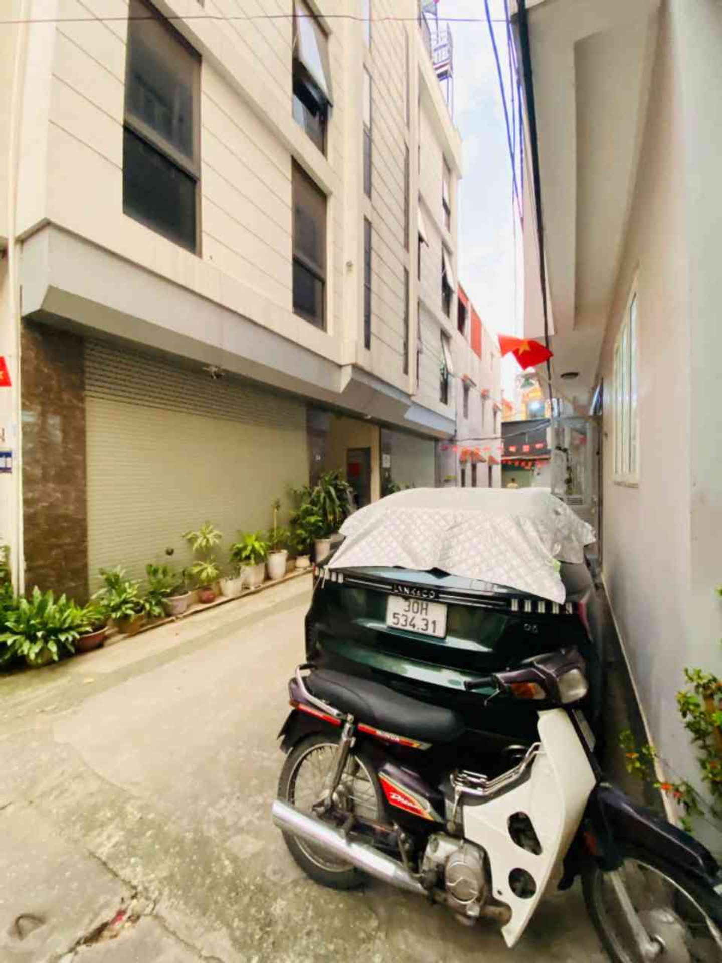 Nhà 3 tầng tặng đất rộng, hai mặt ngõ thoáng sáng hiếm có