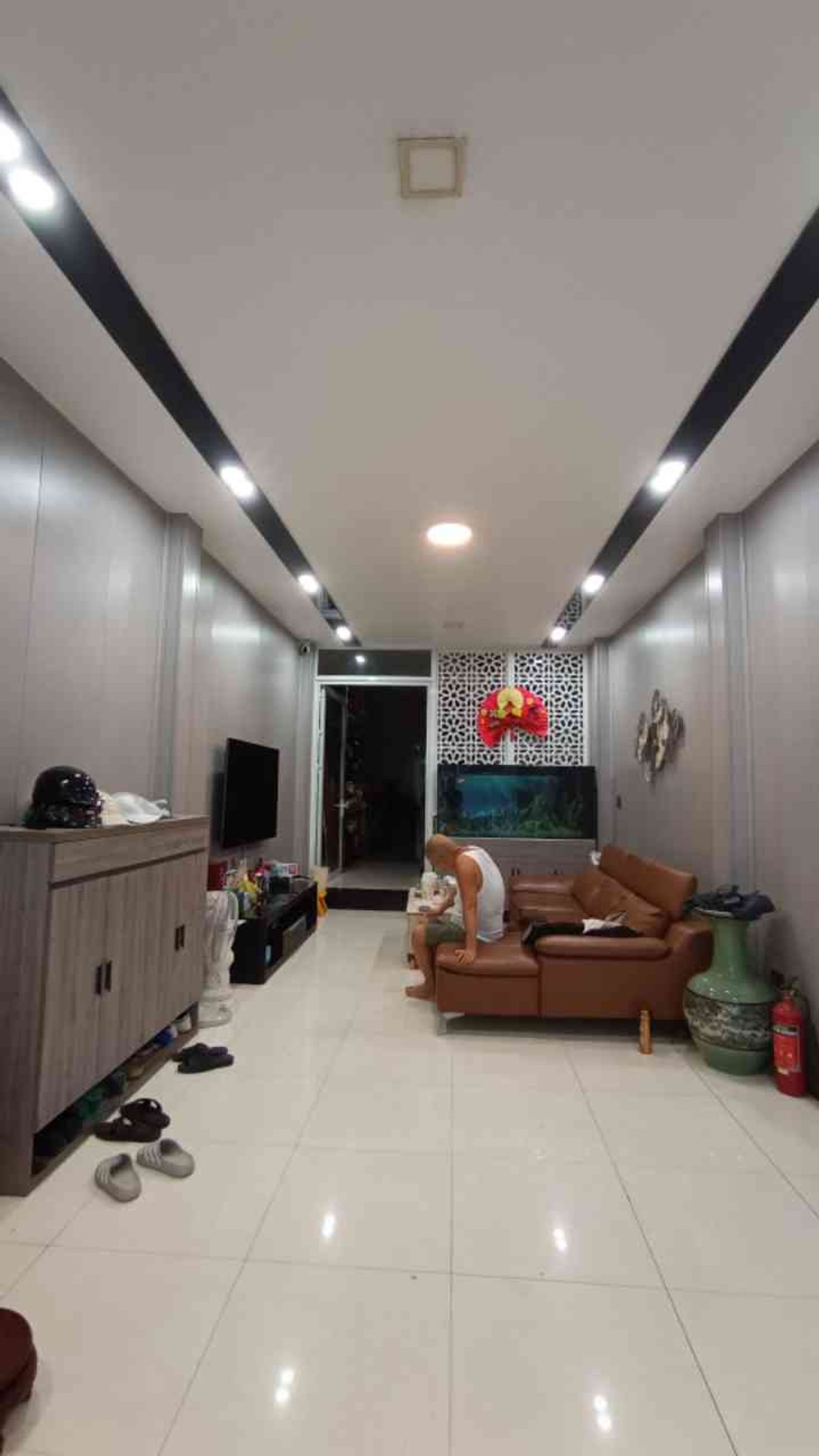 Nhà mặt phố trung tâm, vị trí vàng kinh doanh sầm uất, vỉa hè rộng gần 4m