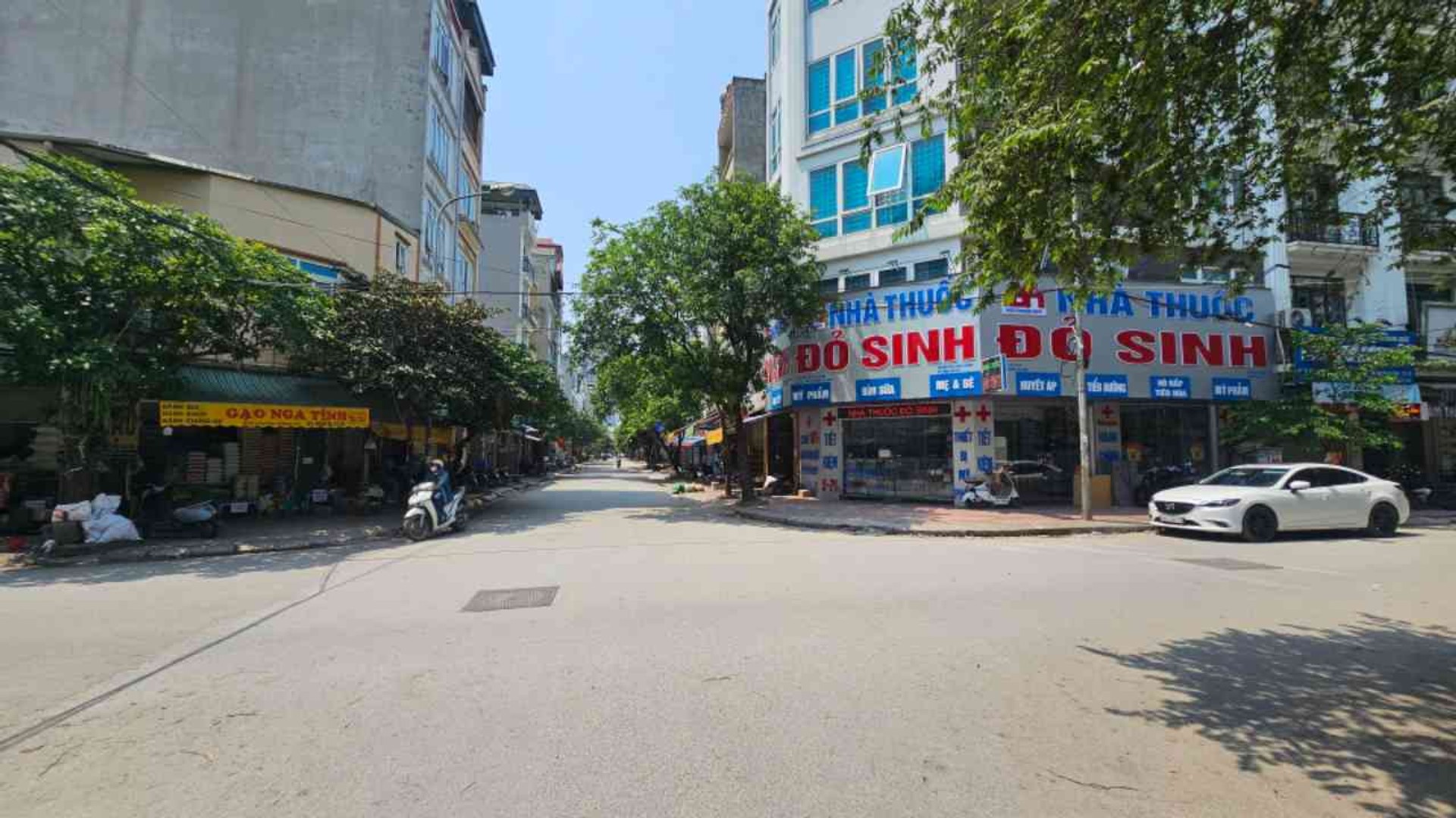 Nhà mặt phố 2 mặt thoáng giá tốt cạnh chợ Bông Đỏ