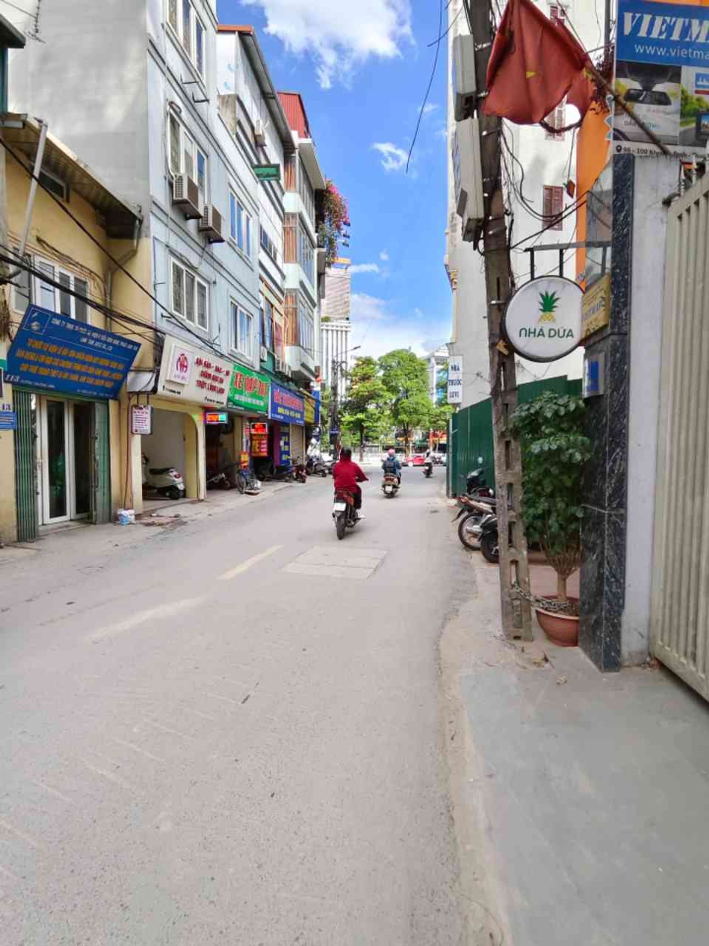 Bán nhà mặt phố Khương Đình, vị trí vàng mặt tiền 11m là một lợi thế, kinh doanh sầm uất ngày đêm.