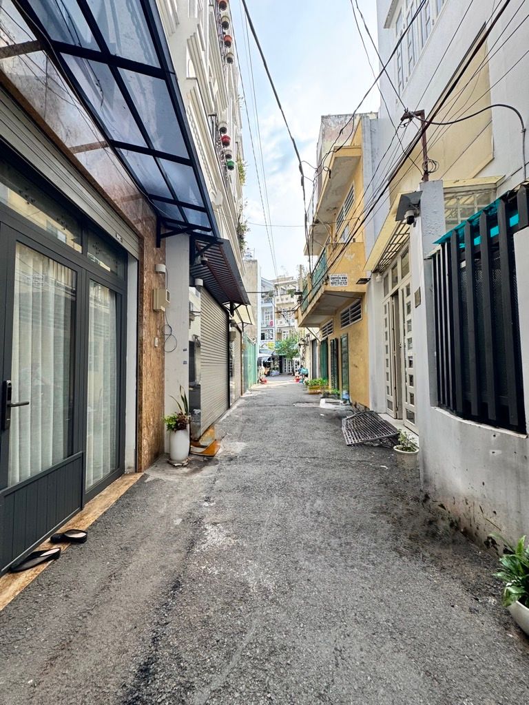 Bán nhà riêng 3 tầng diện tích 59.3m2 tại Hoàng Hoa Thám, hẻm xe hơi, giá 9.7 tỷ