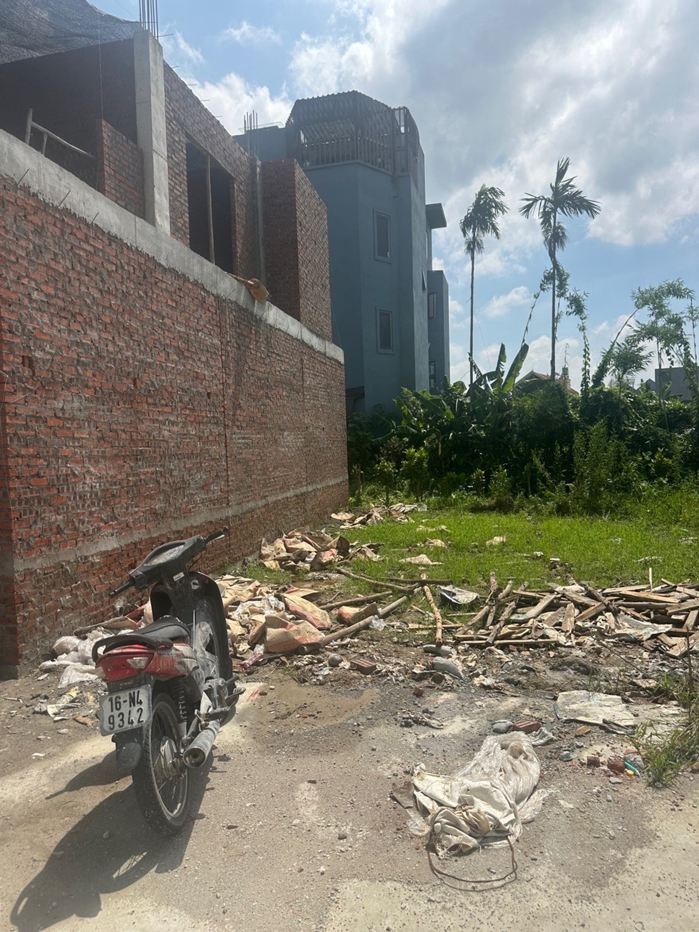 Đất phân lô ô tô 7 chỗ đỗ cửa ở khu dân cư đông đúc thuận tiện di chuyển