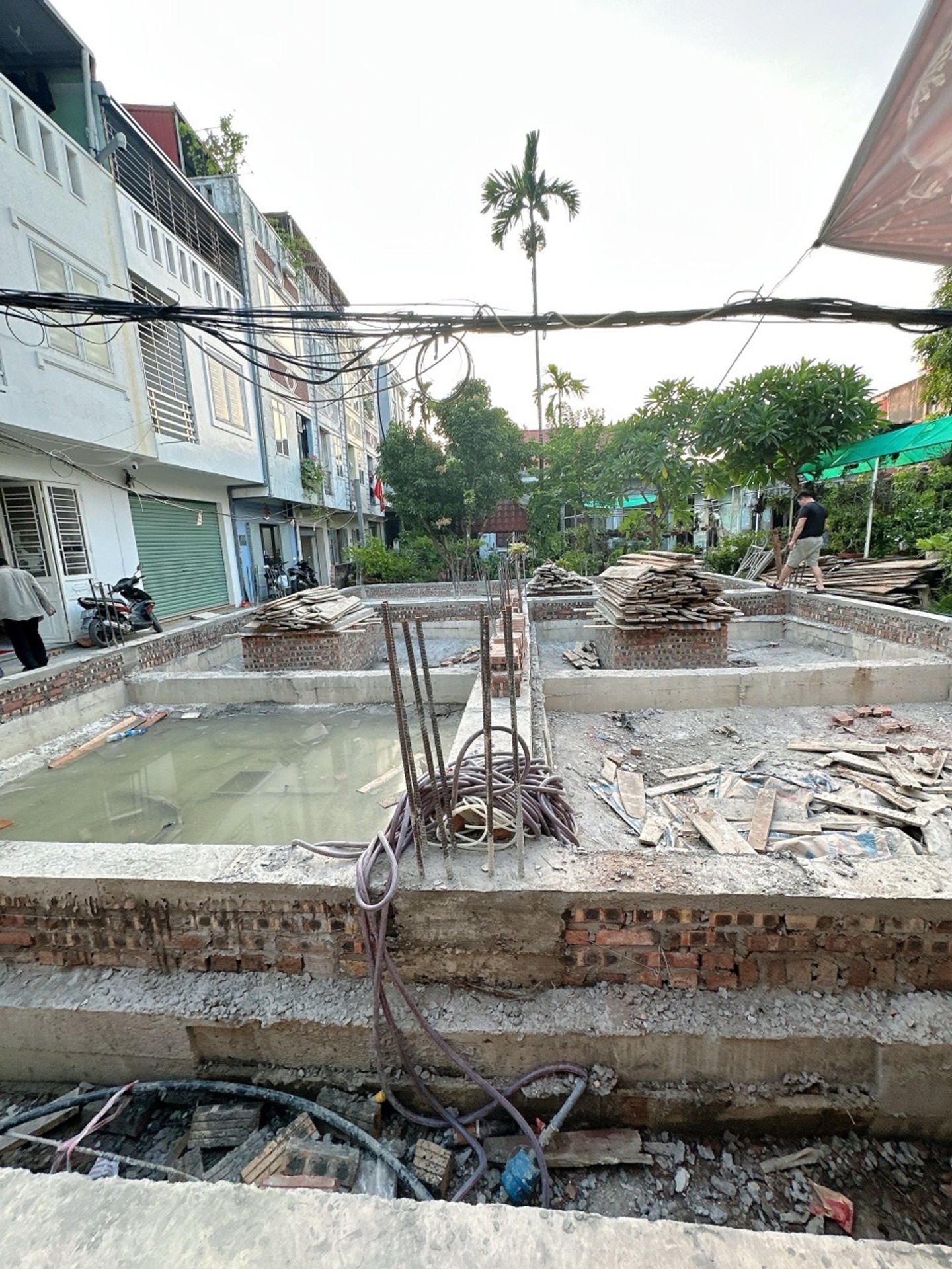Dãy nhà 3 tầng thiết kế hiện đại tại khu vực Chợ Hàng, hài hòa tiện nghi