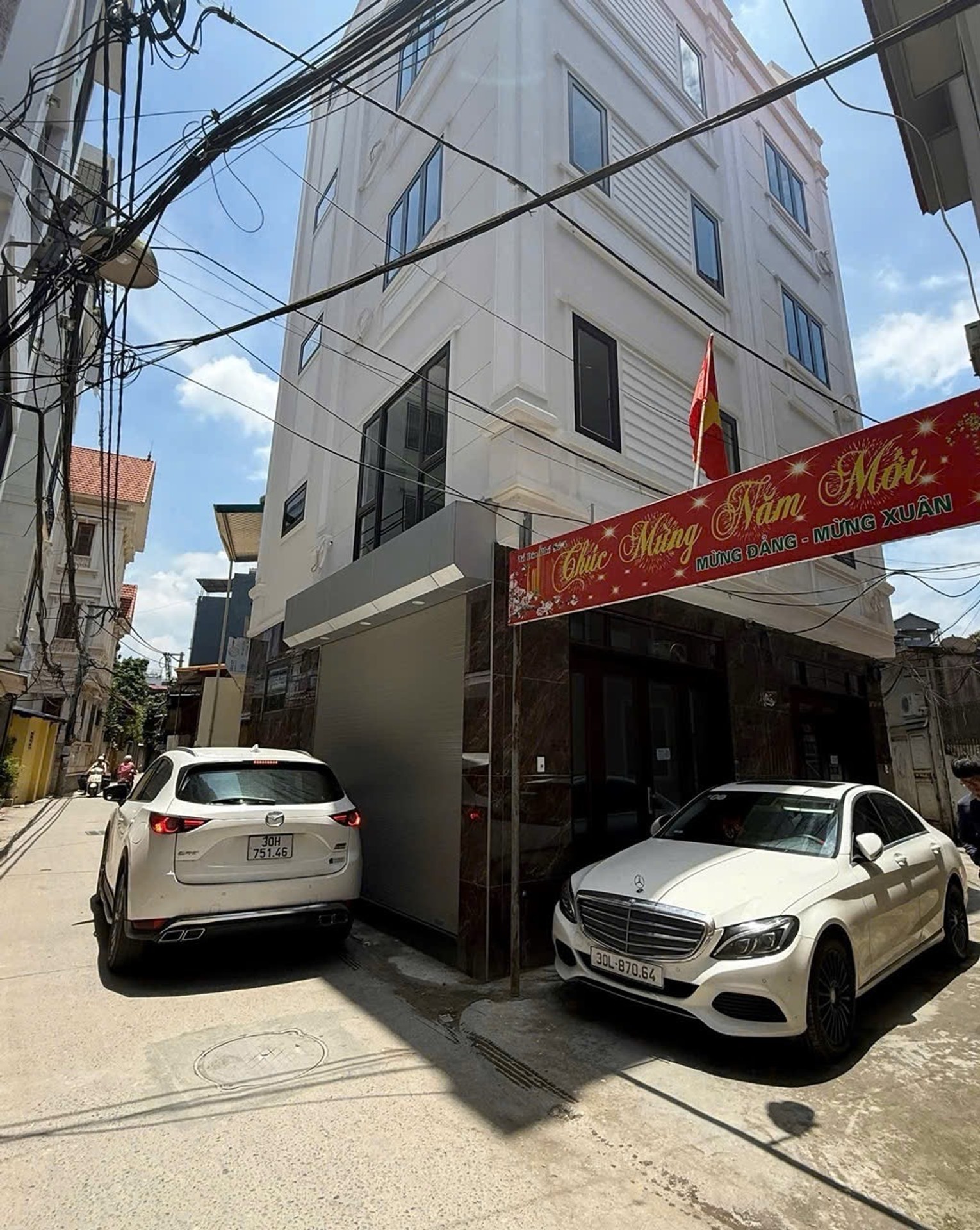 Nhà góc 5 tầng thang máy, ô tô vào tận nhà - siêu tiện nghi