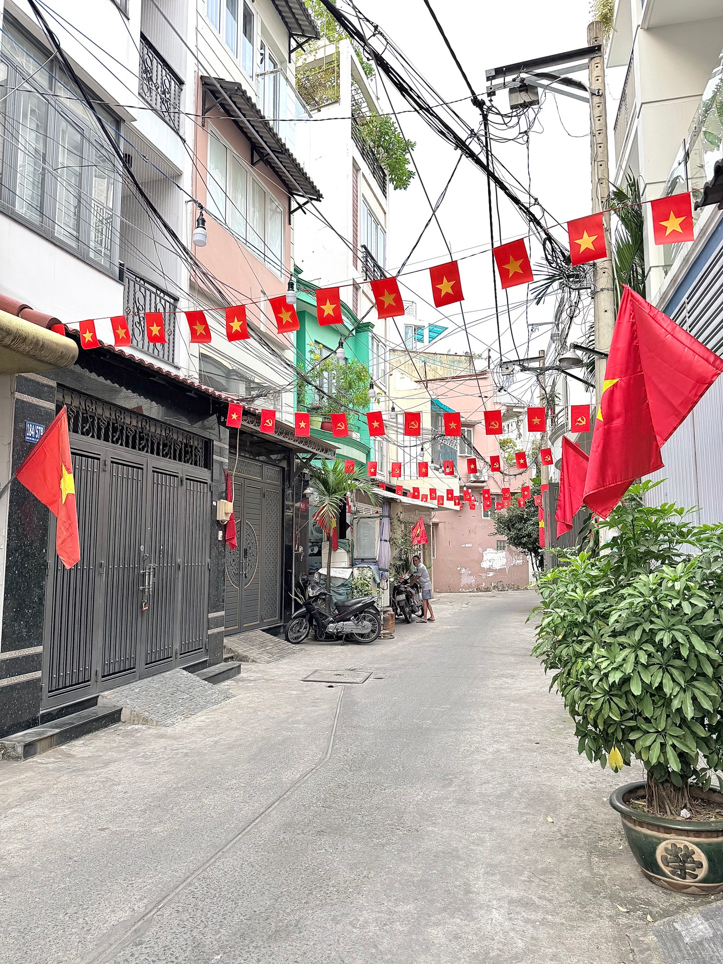 Bán nhà riêng 4 tầng tại Hoàng Hoa Thám, Bình Thạnh, hẻm xe hơi
