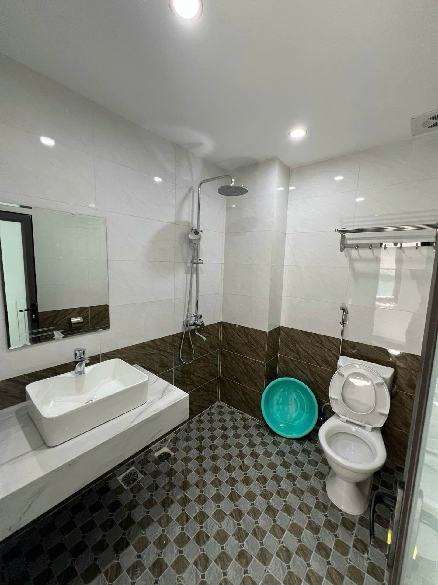 Bán nhà riêng 5 tầng tại Ô Cách, 8 phòng ngủ, cho thuê 24 triệu/tháng