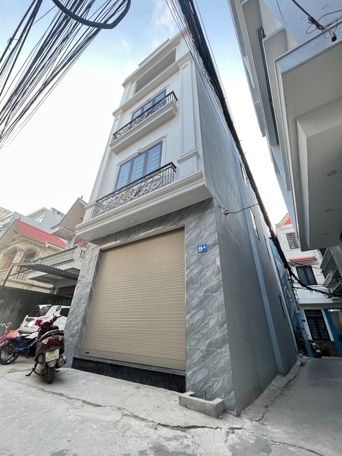 Nhà lô góc 4 tầng thiết kế hiện đại, ô tô đậu cửa tại khu dân cư phát triển