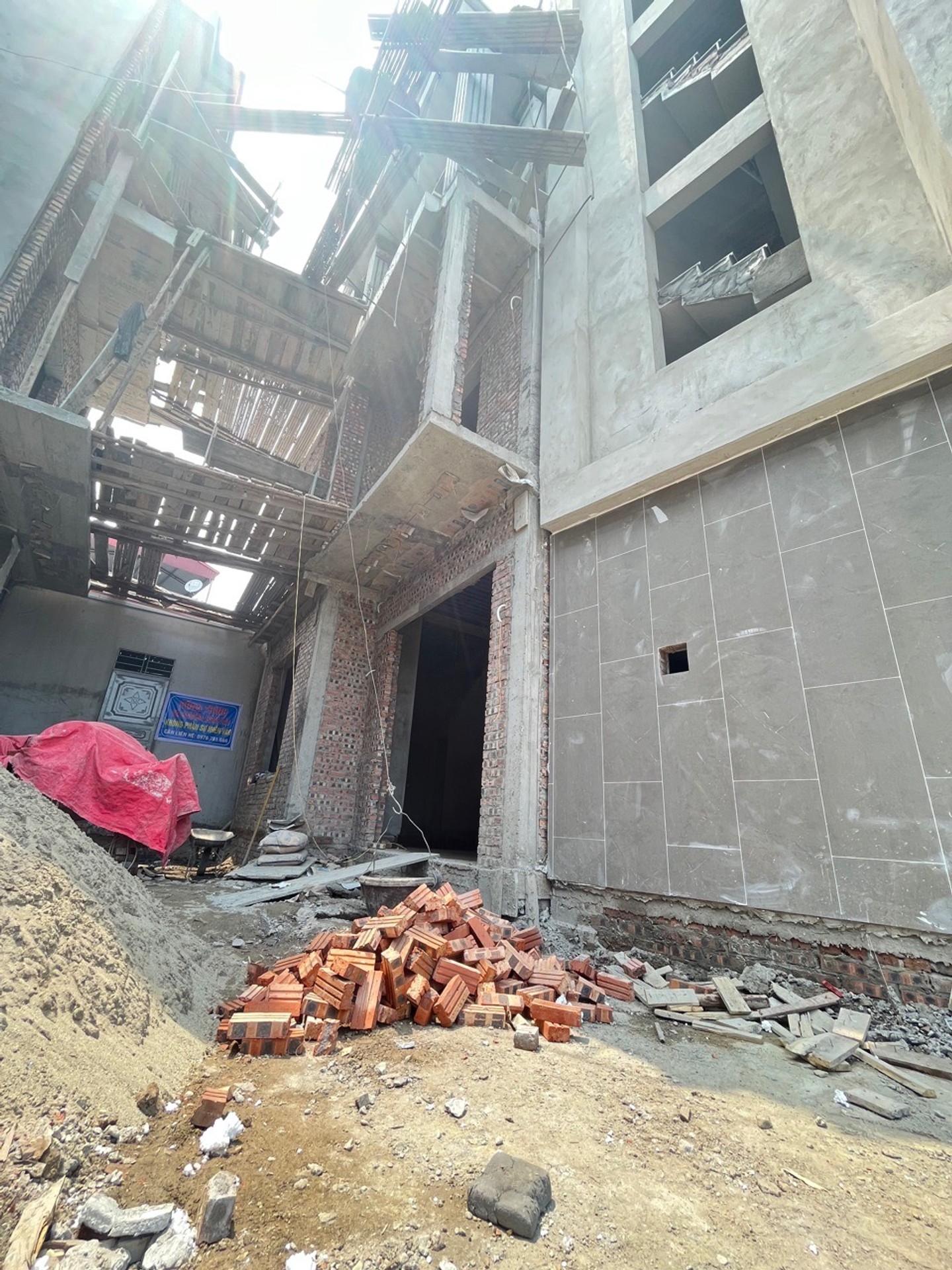 Nhà riêng 3 tầng kiên cố tại vị trí trung tâm giao thông thuận tiện