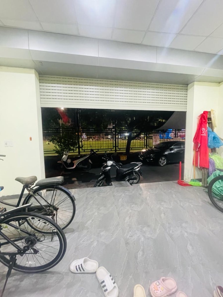 Nhà mặt phố Cầu Đơ view sân bóng, ô tô tránh thoải mái